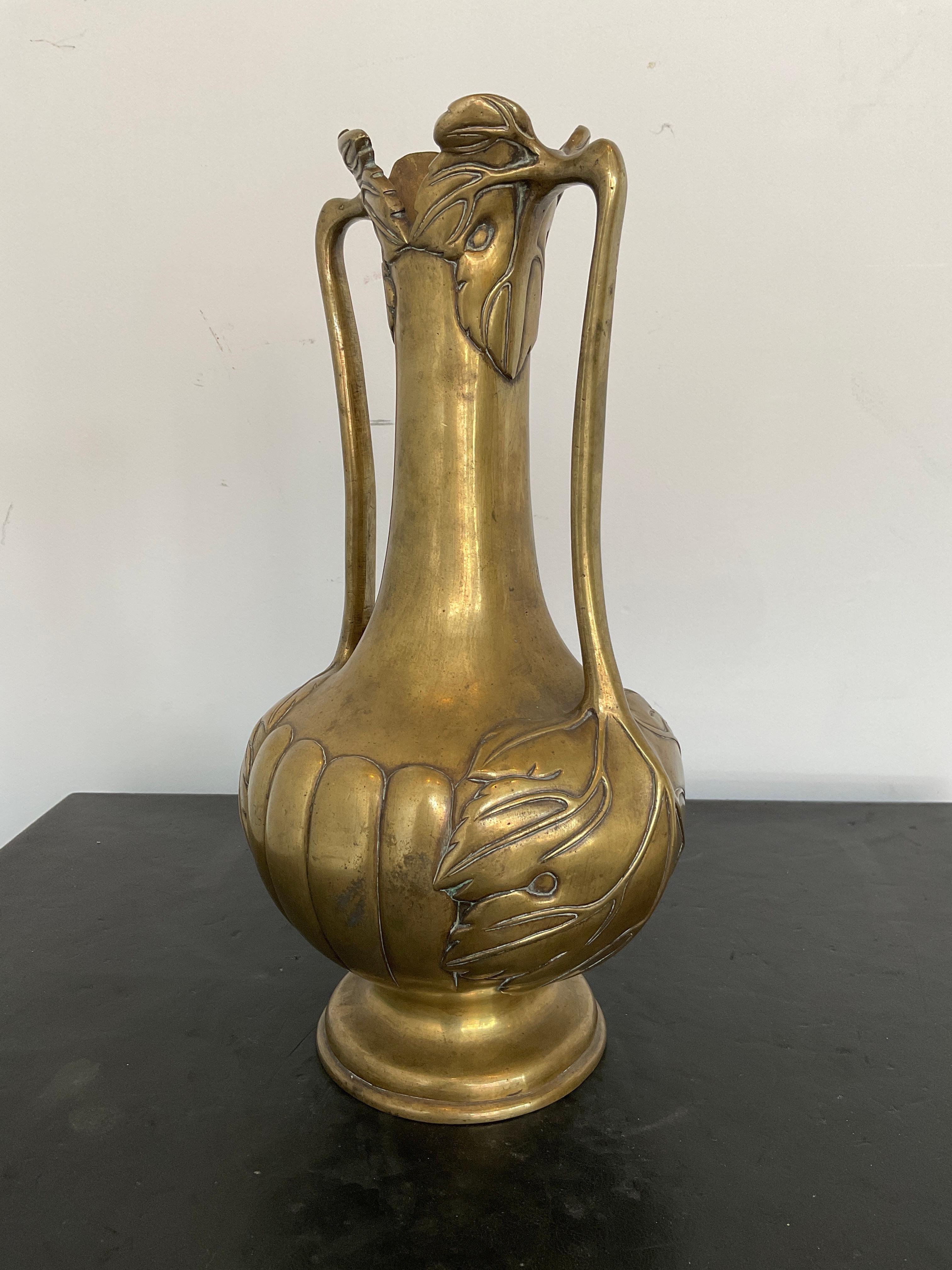 Vase art nouveau en bronze lourd avec des poignées en forme de feuilles.