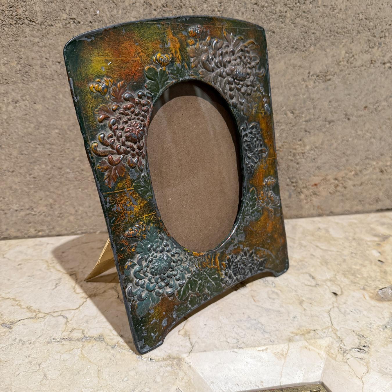 Jugendstil-Bilderrahmen im Stil des Art Nouveau
Signiert, hergestellt in Mexiko
9,5 H x 7 B
Zinn mit patinierten Farben.
Vintage-Zustand mit einiger Restaurierung.
Neues Glas und Rückenstütze
Siehe die beigefügten Bilder.
