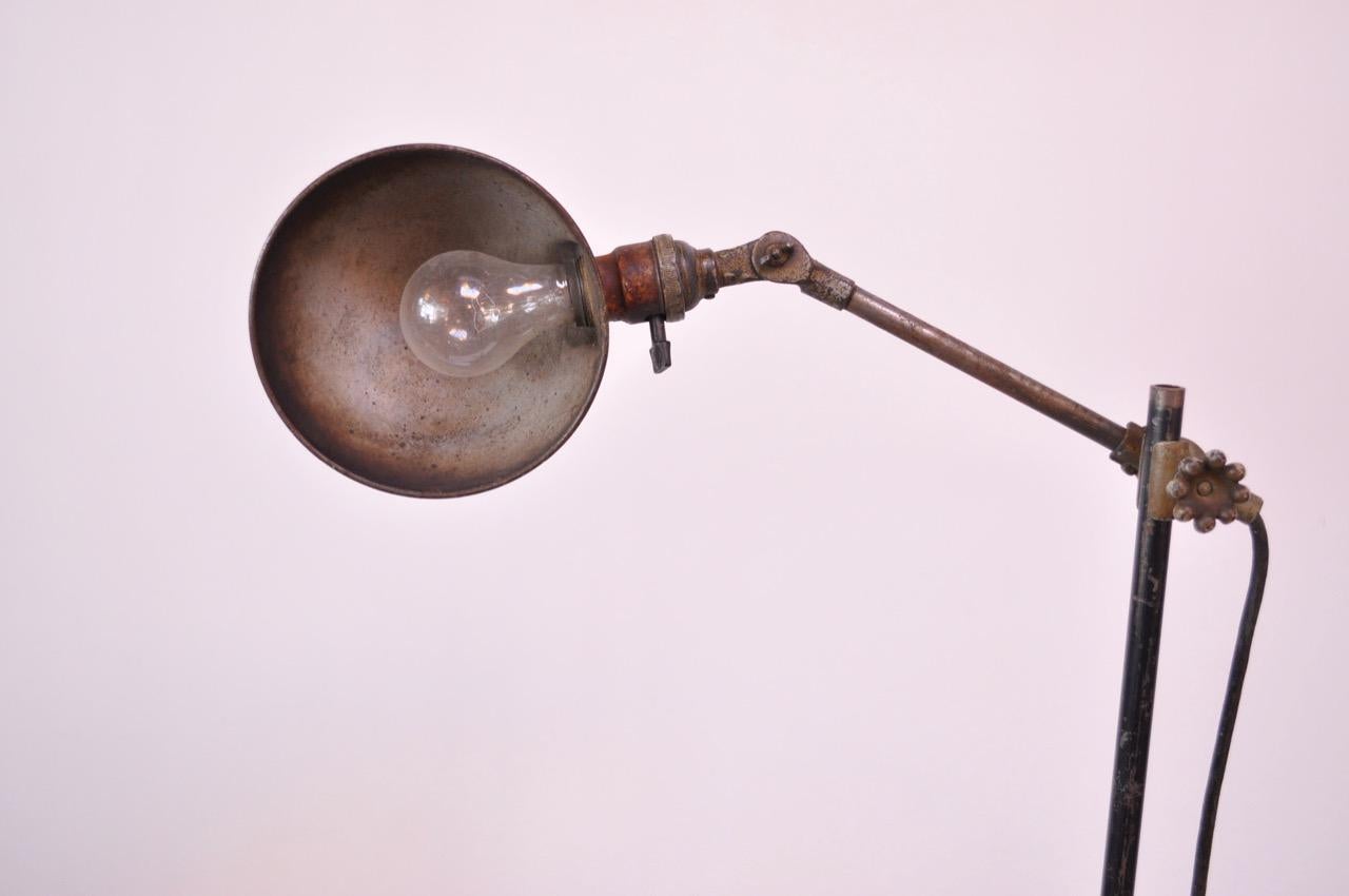 1930er Jahre Gelenkige Steh- oder Tischlampe von O.C. White (Metall) im Angebot