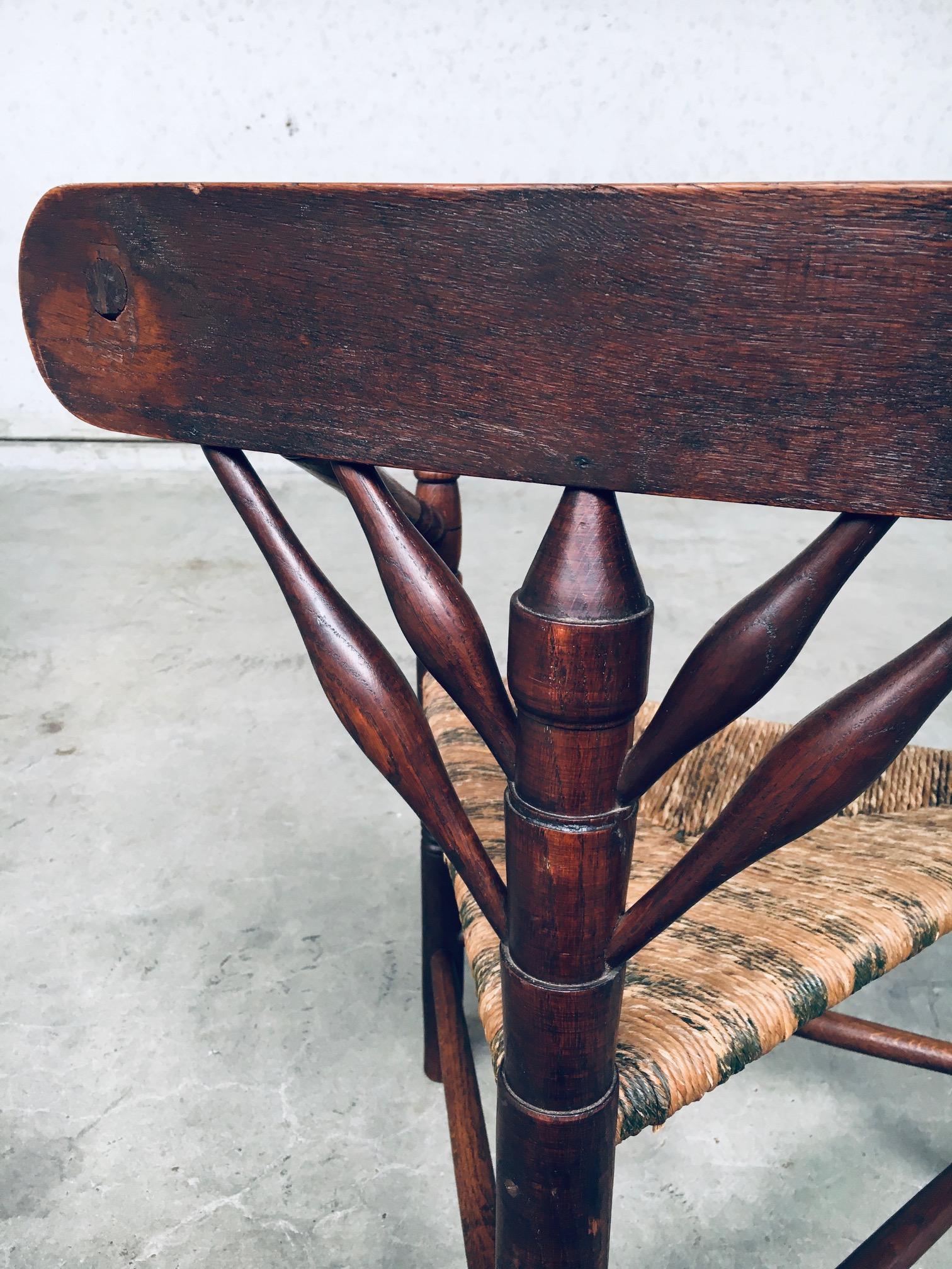Chaise d'appoint à trois pieds, modèle Monk, de fabrication artisanale des années 1930 en vente 11