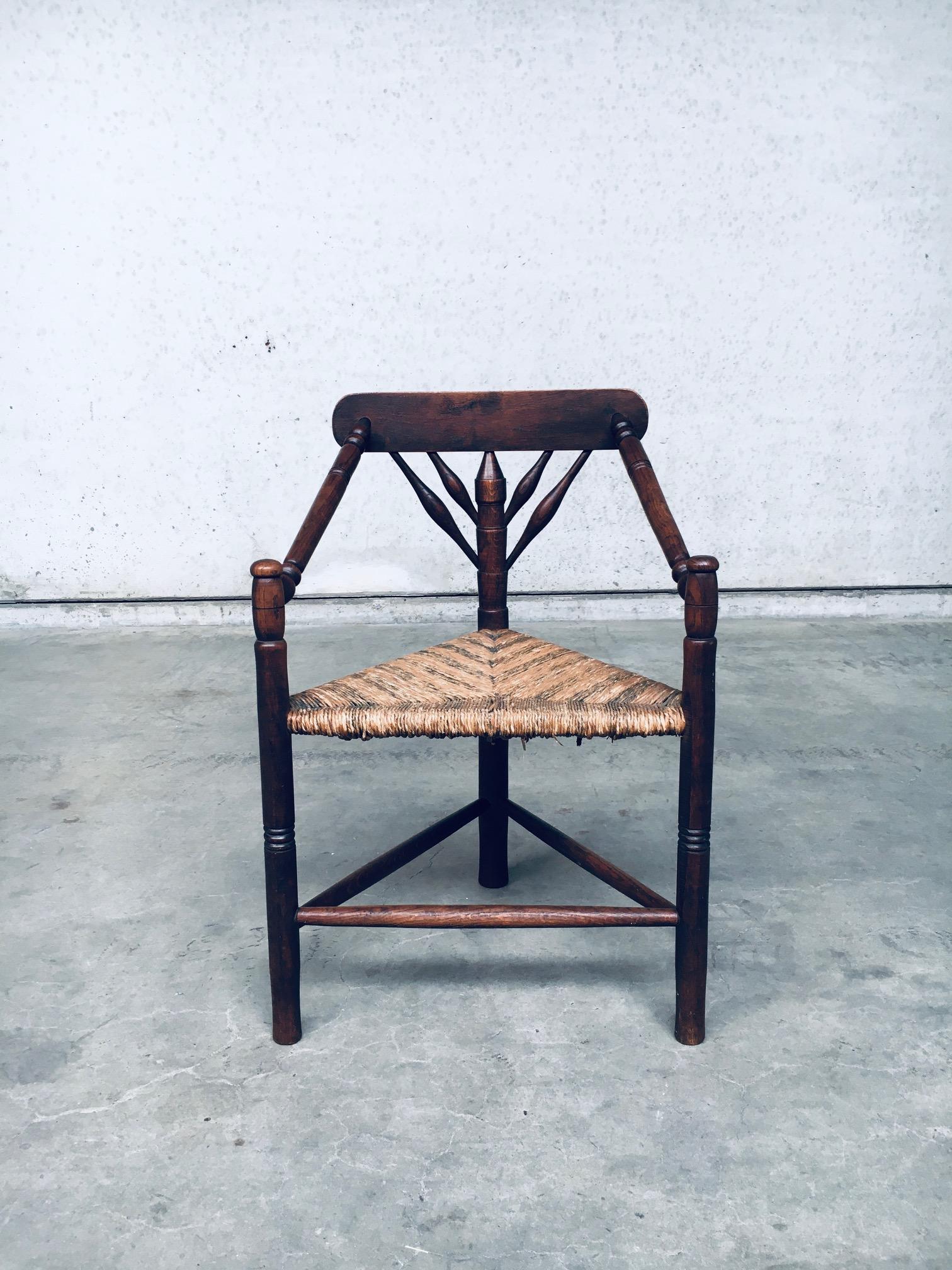 1930er Jahre Artisan Made Monk Modell Dreibeiniger Beistellstuhl (Mitte des 20. Jahrhunderts) im Angebot