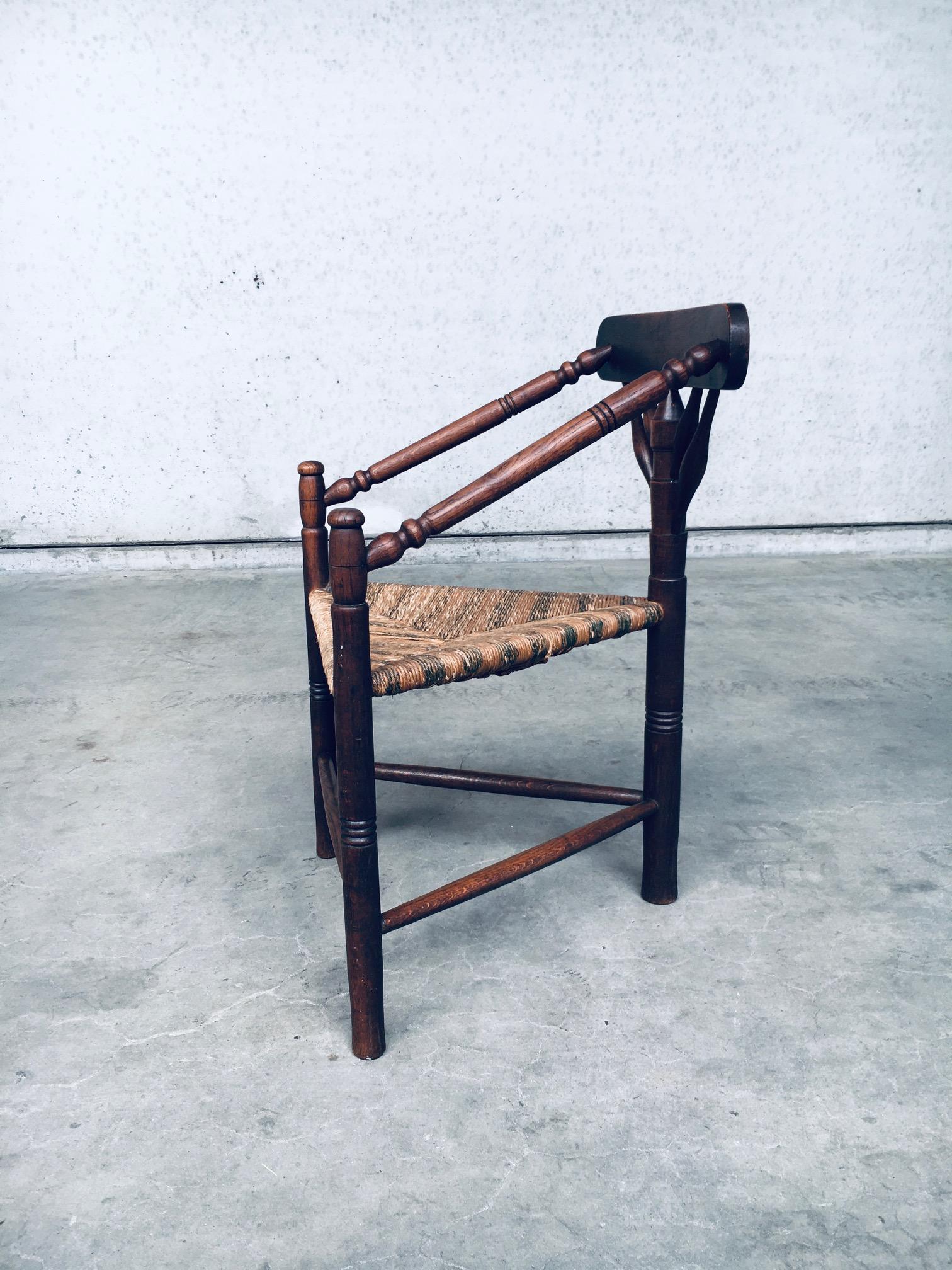 1930er Jahre Artisan Made Monk Modell Dreibeiniger Beistellstuhl (Binse) im Angebot