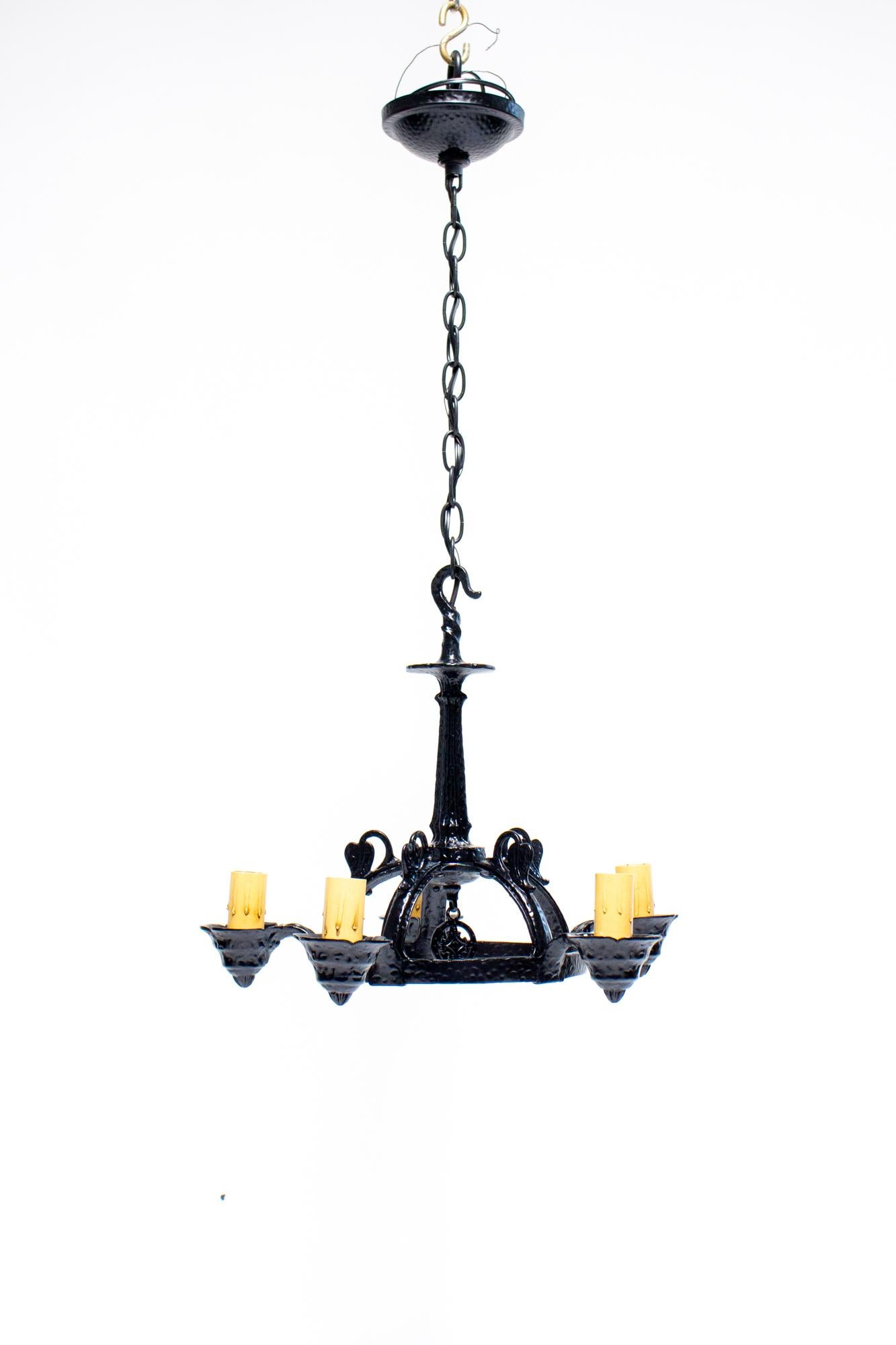 1930’s arts and crafts black Virden Chandelier. A Five Light chandelier, cast iron, painted black. Arts and crafts style with curled leaves on each arm. 

Condition: Very good condition, Freshly Painted, rewired with new candlecovers. US 110-120V