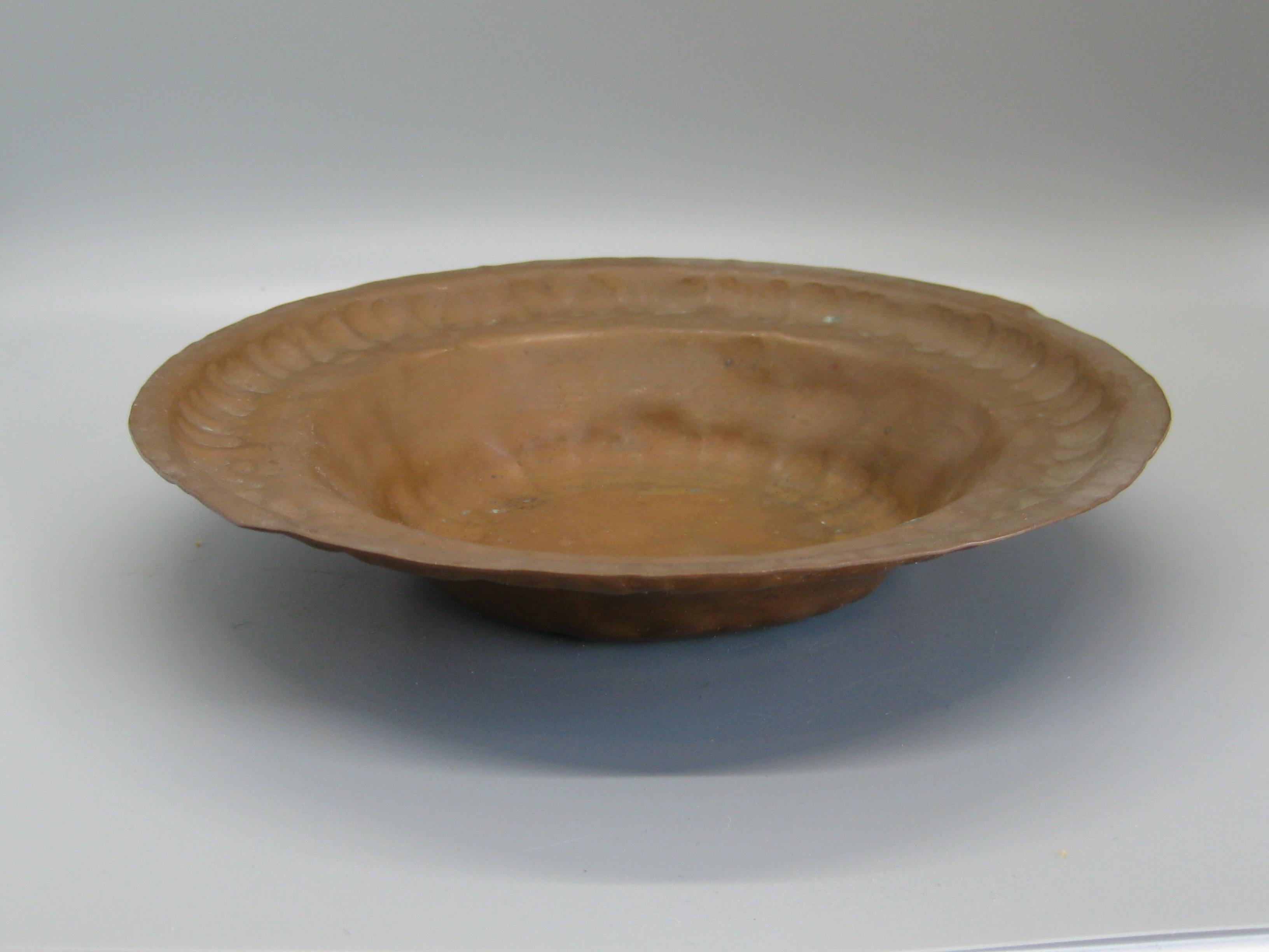 1930s Arts & Crafts Erhard Glander Hand Hammered Wrought Copper Bowl Wisconsin In Good Condition For Sale In San Diego, CA
