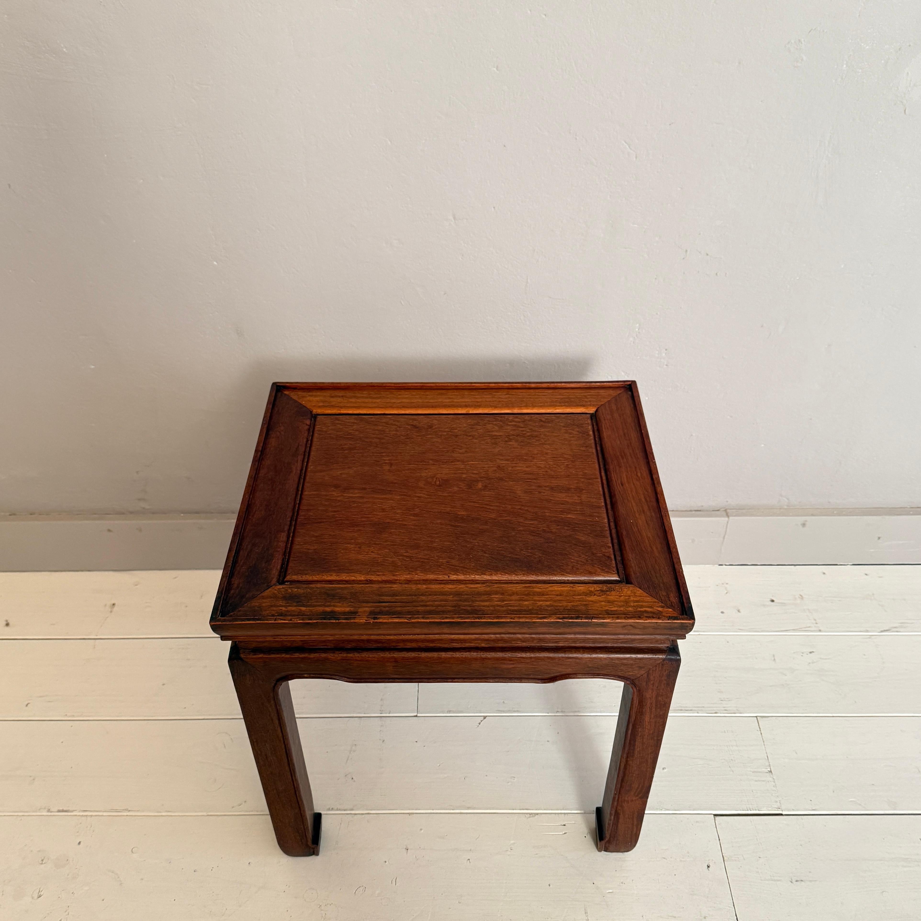Exportation chinoise 1930s Asian Hardwood Side Table with Carved Apron and Curved Legs en vente