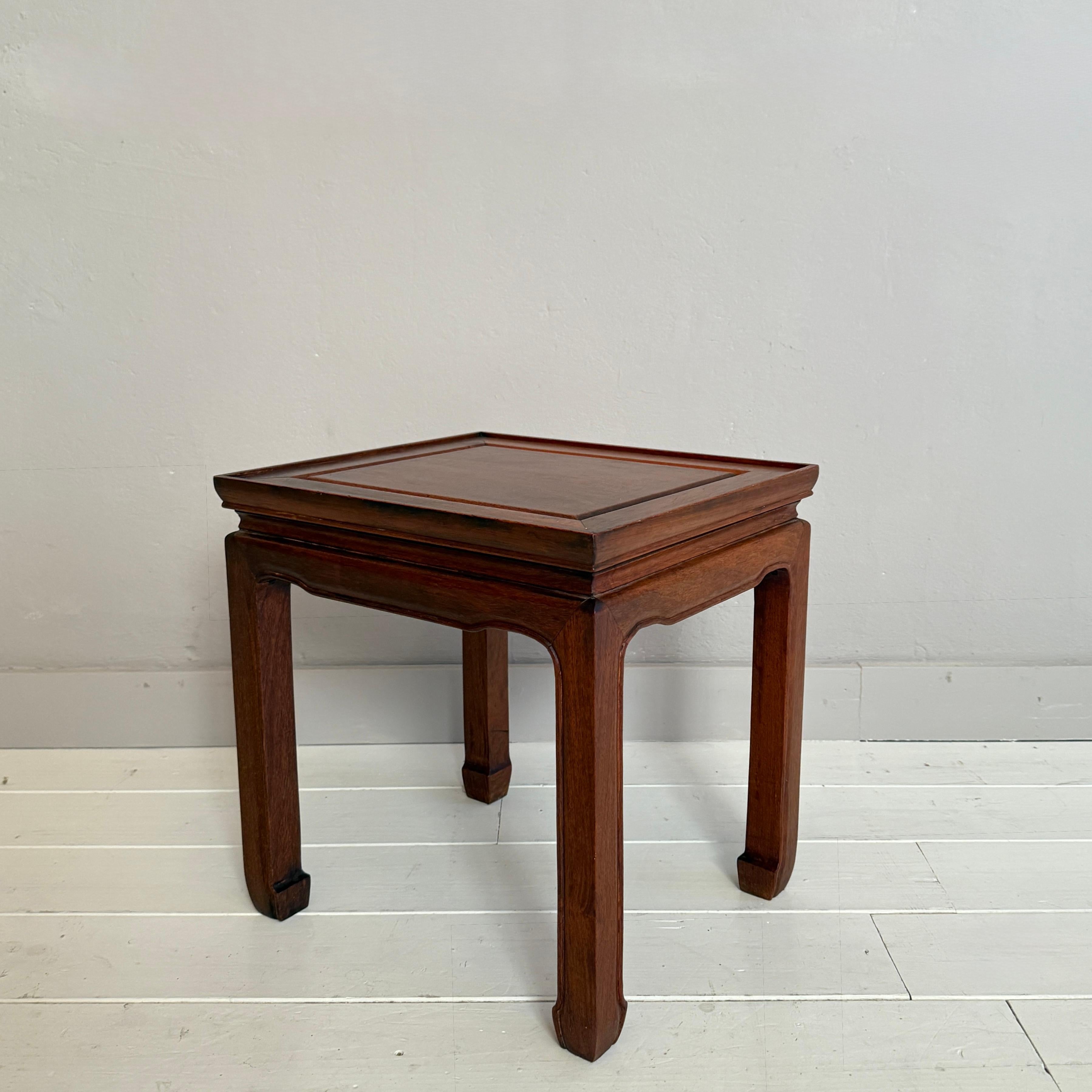 Chinois 1930s Asian Hardwood Side Table with Carved Apron and Curved Legs en vente