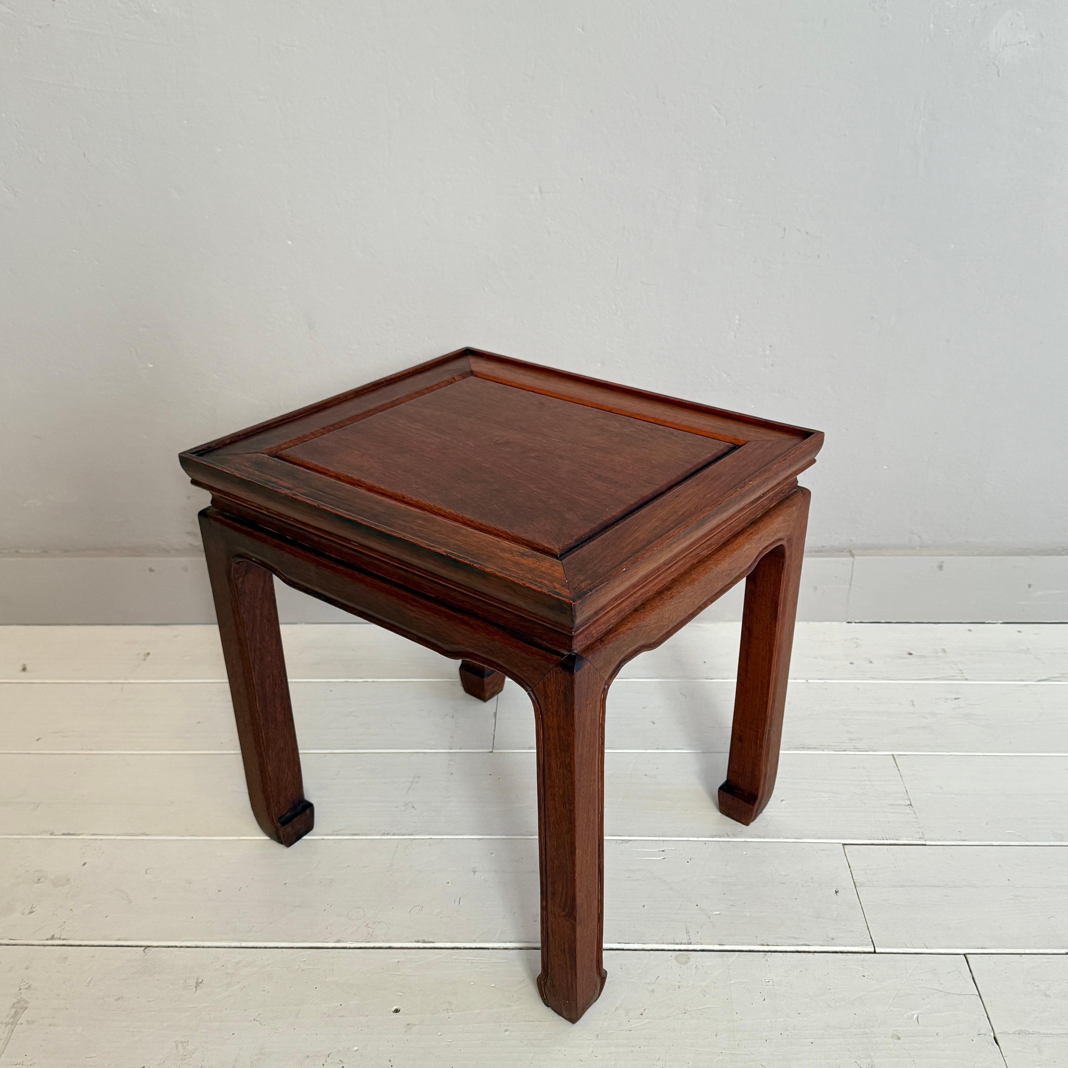 Sculpté 1930s Asian Hardwood Side Table with Carved Apron and Curved Legs en vente