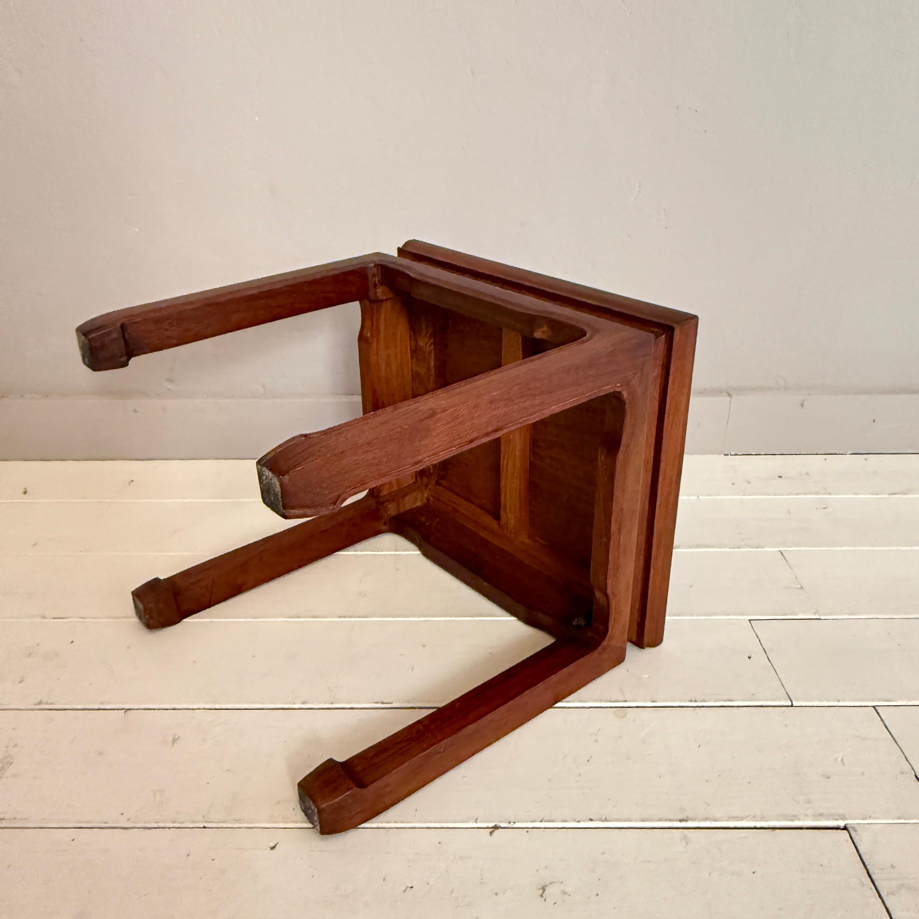 1930s Asian Hardwood Side Table with Carved Apron and Curved Legs Bon état - En vente à Berlin, DE