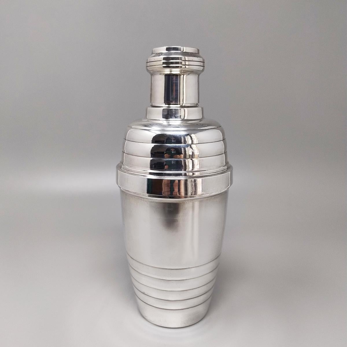 1930 Stupefacente shaker da cocktail art déco in acciaio inossidabile di Embe. Prodotto in Italia. Questo shaker per cocktail è raro e in ottime condizioni. È firmato in basso
Dimensioni:
diam 3,93 x 8,66 H. pollici
Diam. cm 10 x cm 22 H.