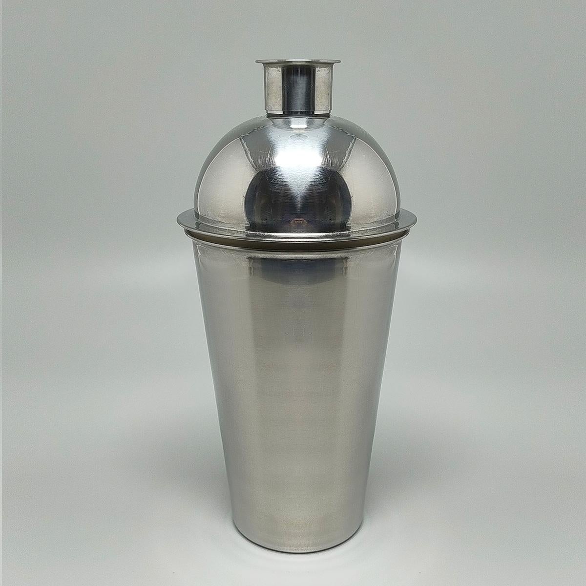 1930 Stupefacente shaker da cocktail art déco in acciaio inossidabile. Prodotto in Francia. Questo shaker per cocktail è raro e in ottime condizioni. 
Dimensioni:
diam 4,33 x 9,44 H. pollici
diam. cm 11 x cm 24 H.