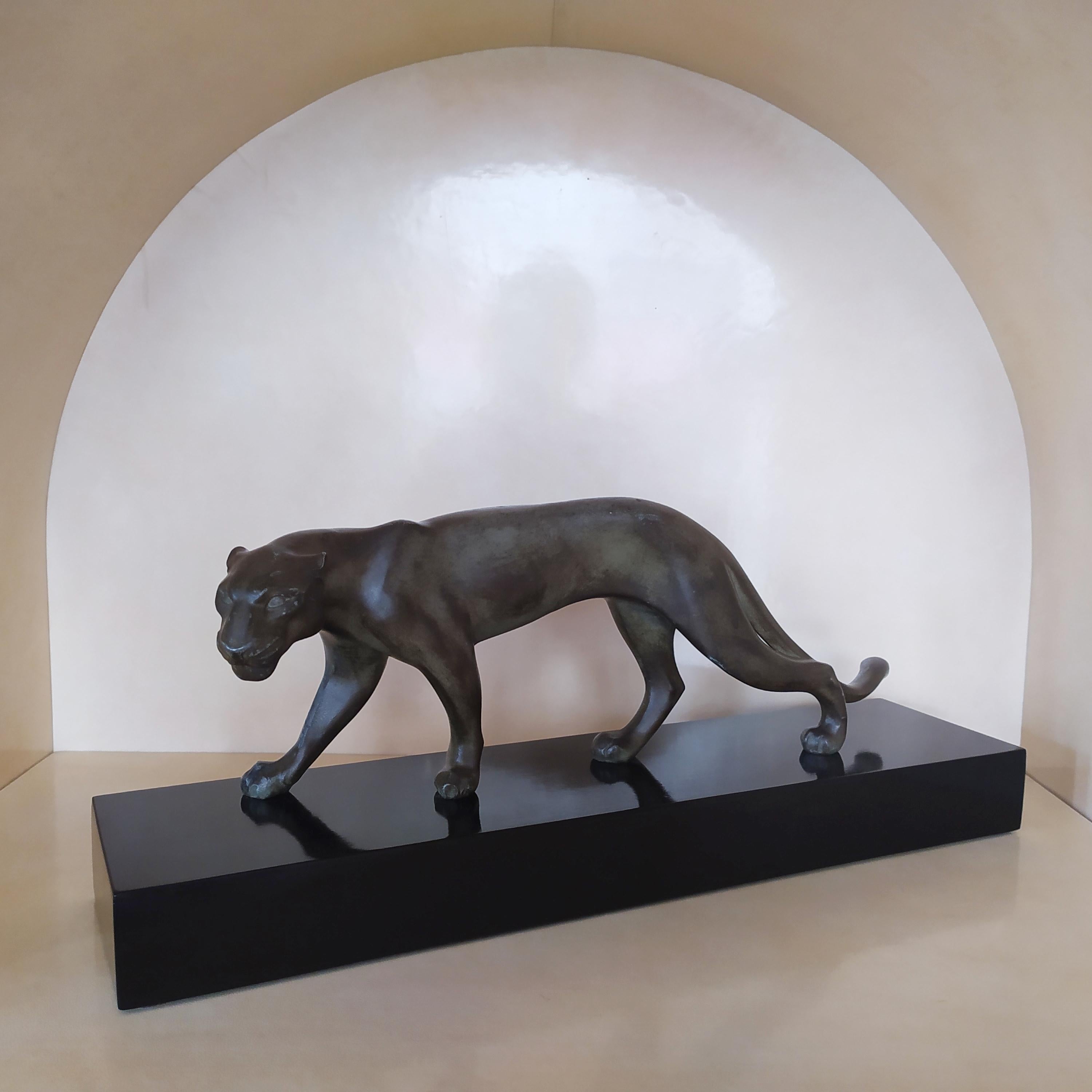 1930s Astonishing Art Deco panther sculputure, in excellent condition in metal, the base is in black wood. Made in France.