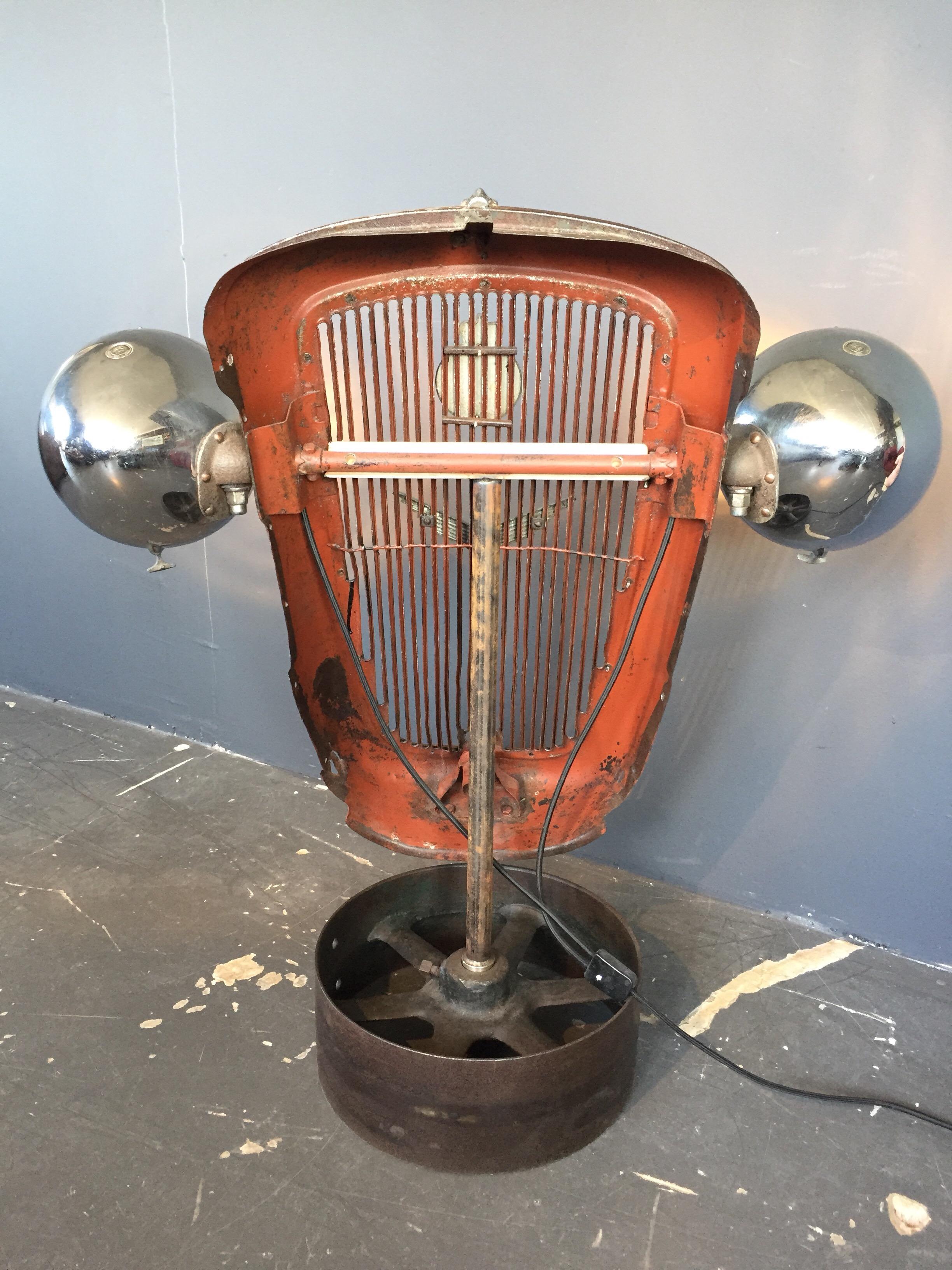 The Austin 10 Kühlergrill aus den 1930er Jahren mit Lucas King of the Road Head Lights (Volkskunst)