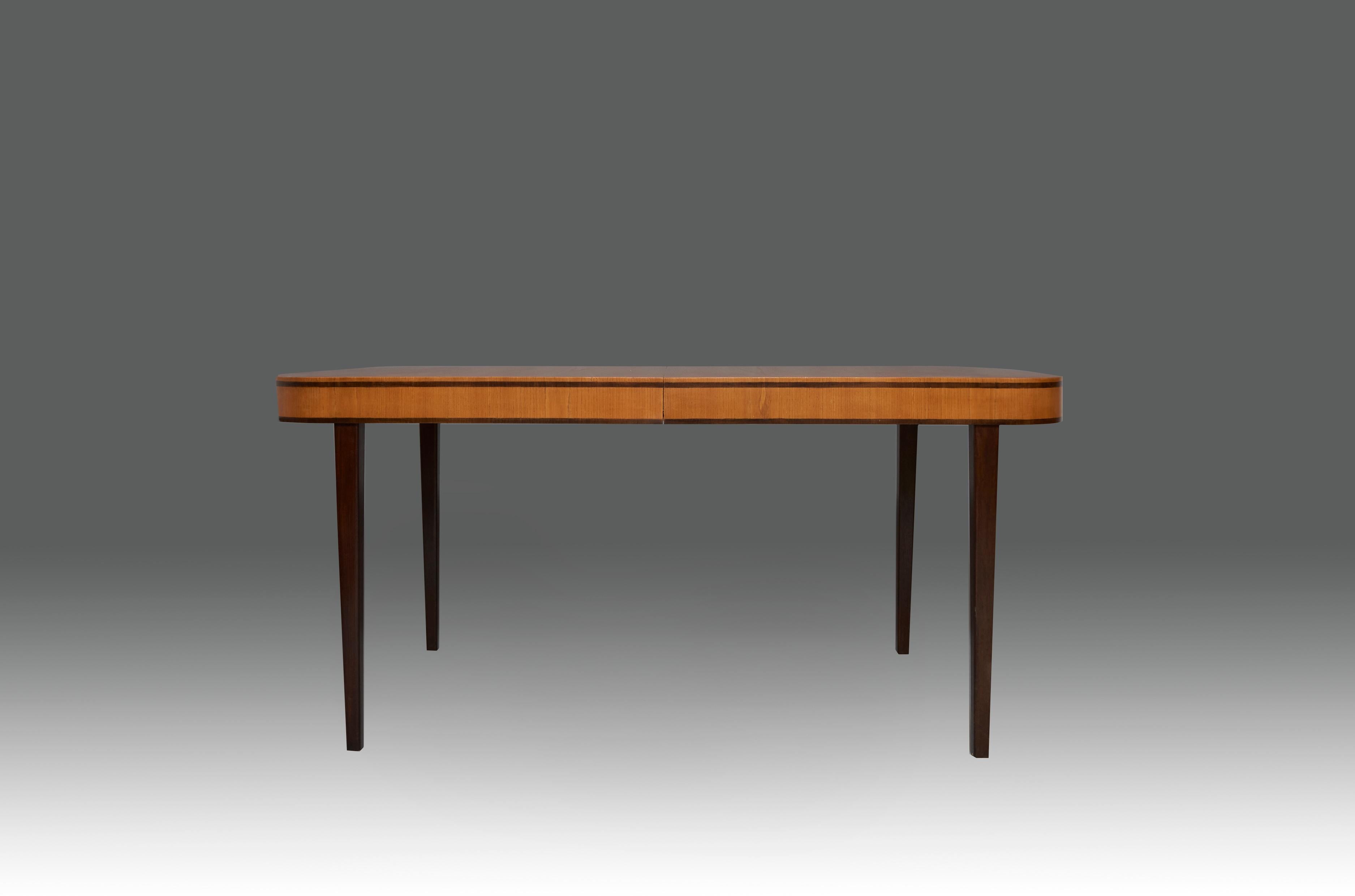 Table de salle à manger à rallonge conçue par Axel Einar Hjorth en bois d'orme et détails en bois d'orme teinté, avec deux rallonges en bouleau. Produit en 1938 par Nordiska Kompaniet, étiqueté NK R 40001 - C8 9 38. Suède, fin des années