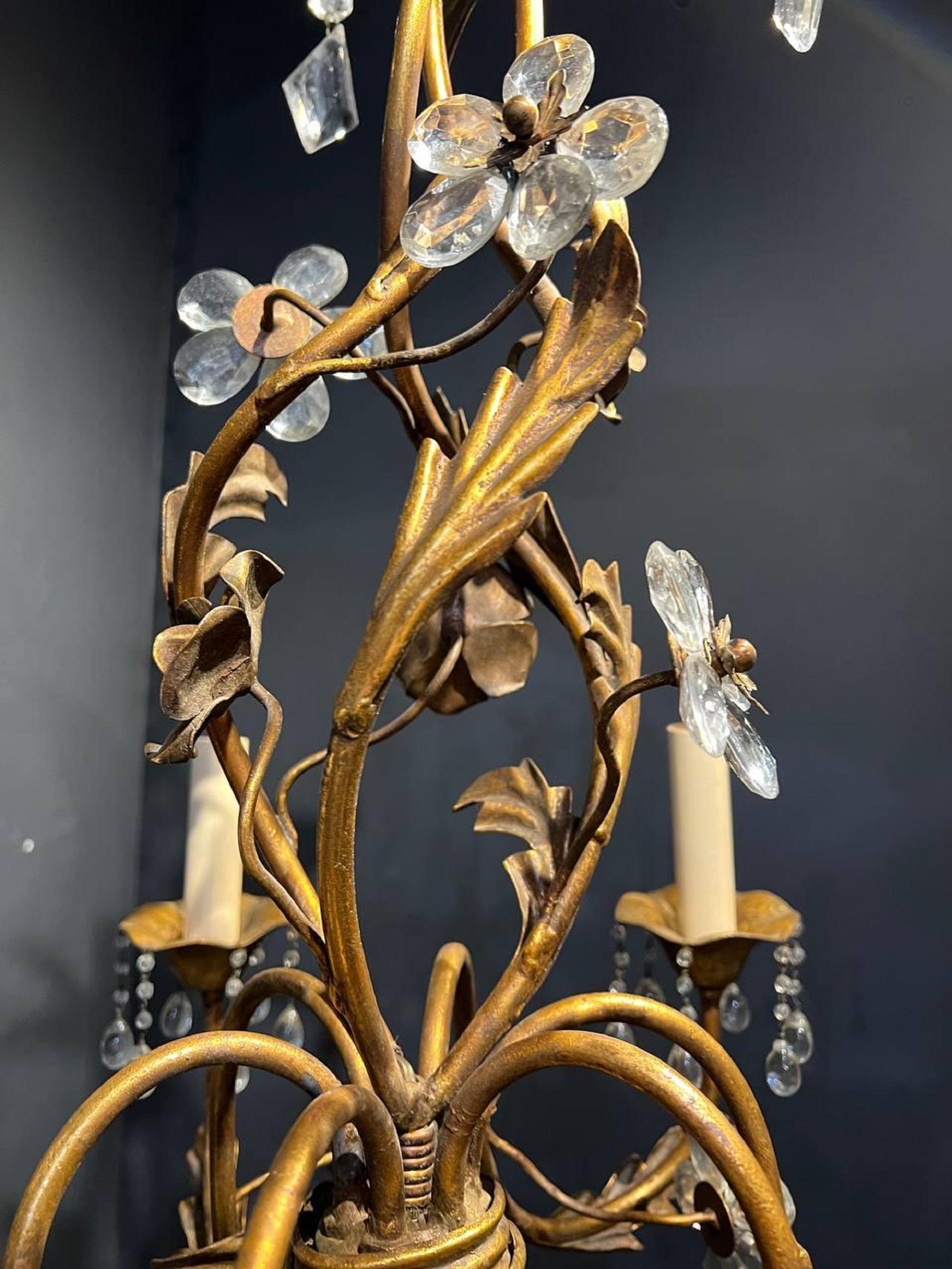 Francese Lampadario a fiori in metallo dorato Bagues degli anni '30 con pendagli di cristallo in vendita