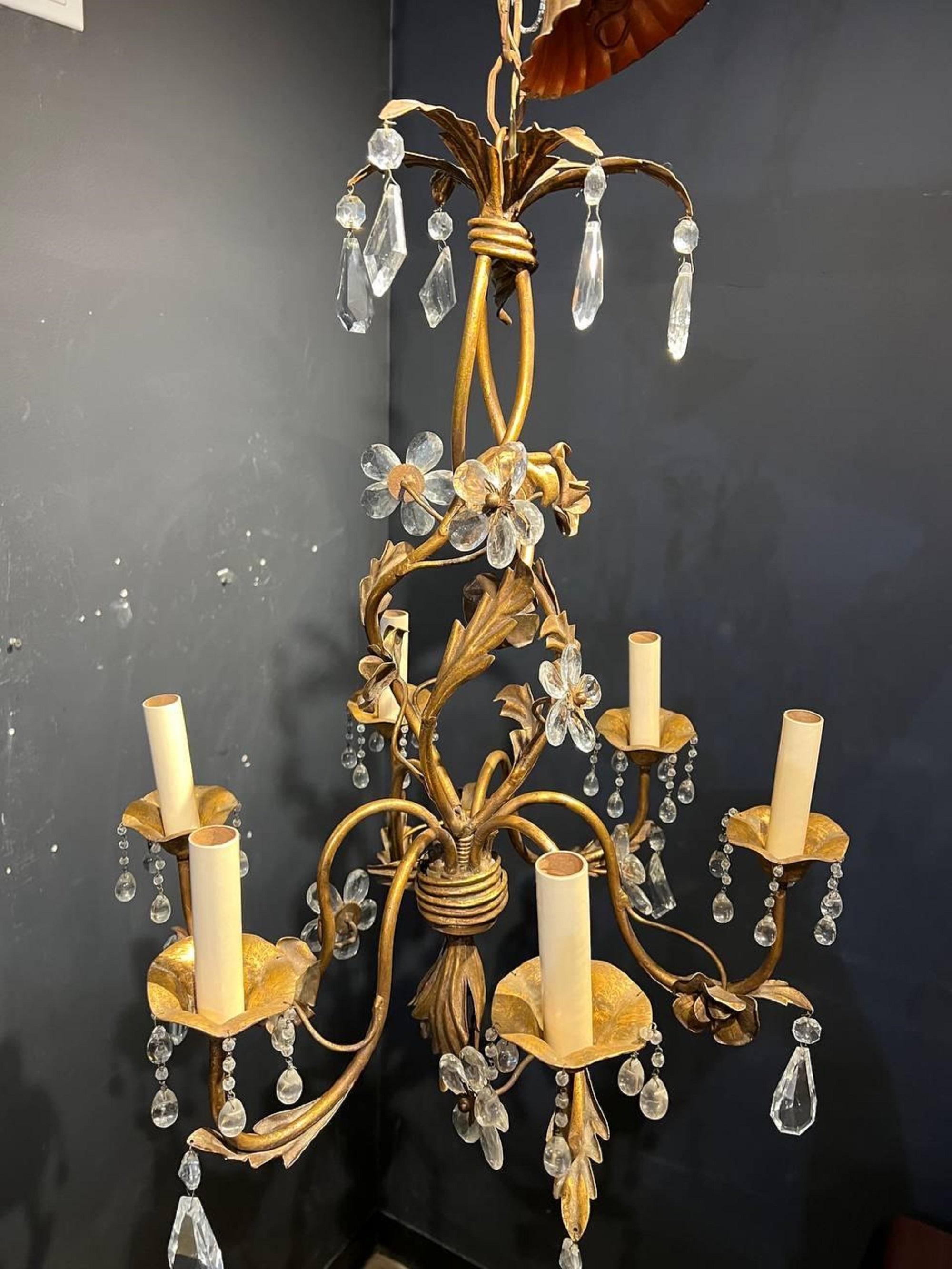 Dorato Lampadario a fiori in metallo dorato Bagues degli anni '30 con pendagli di cristallo in vendita