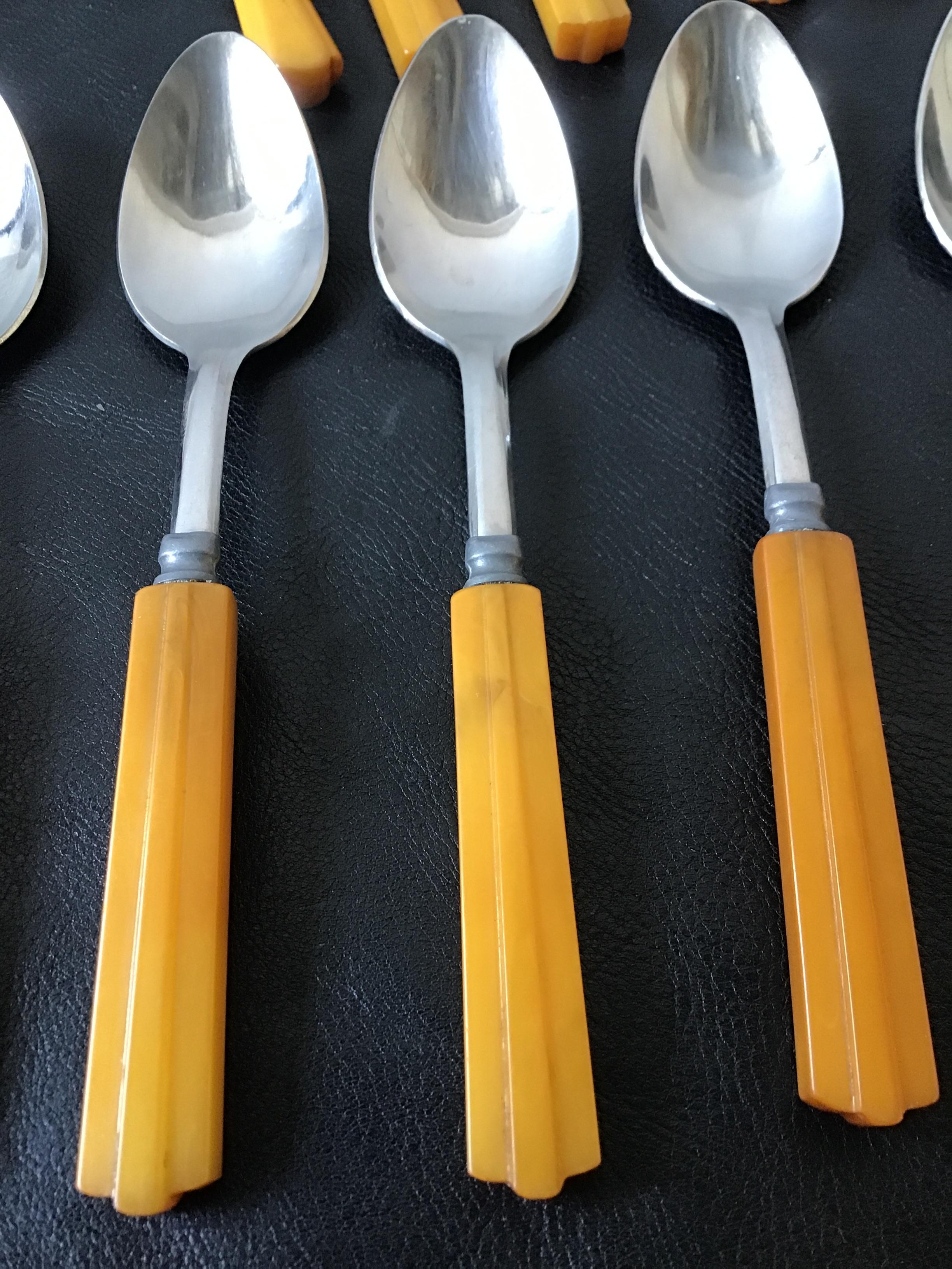6 knives
7 tea spoons
5 soup spoons
4 forks
Butter knife
Sugar spoon.
