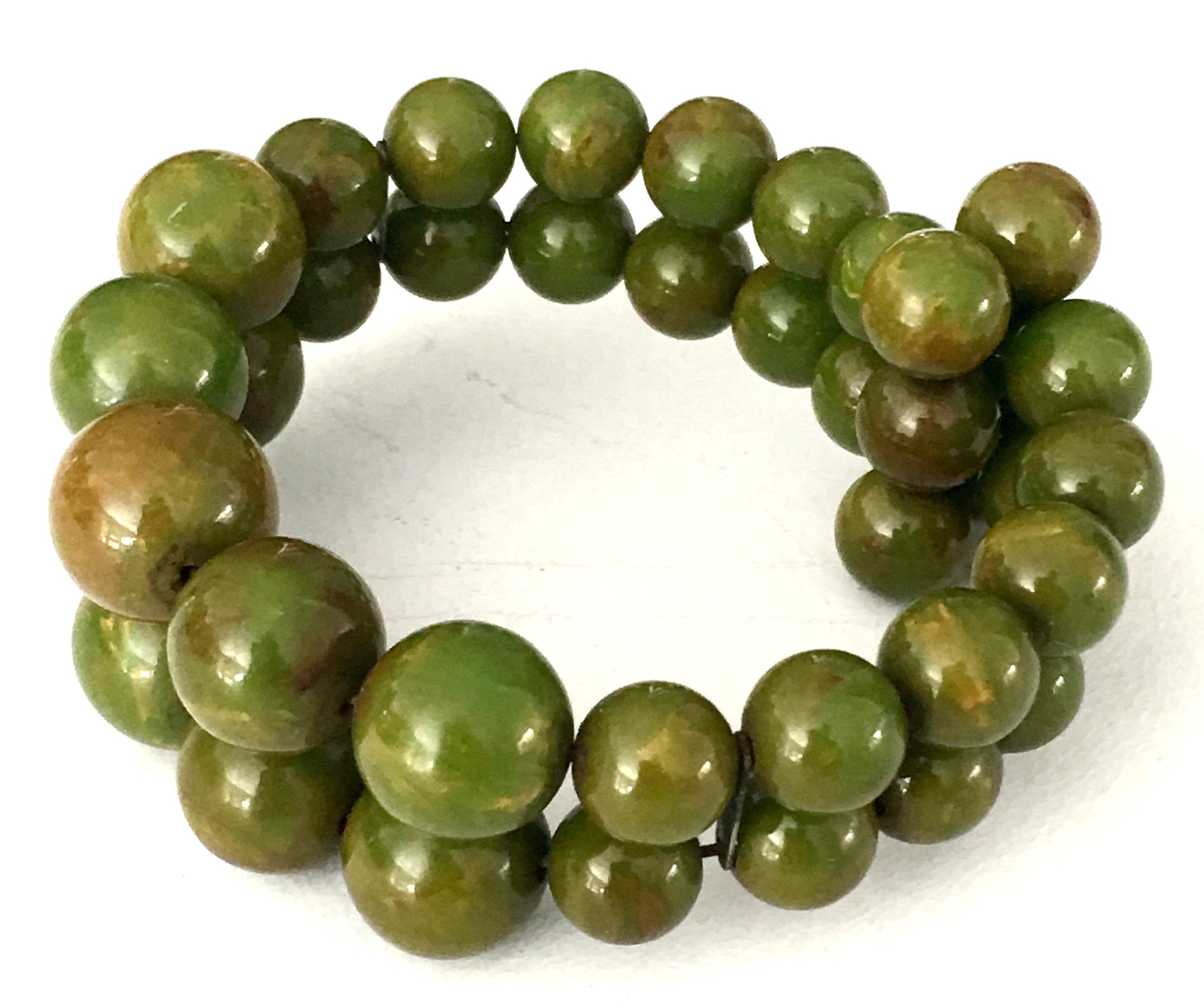 1930'S Bakelite Pea Green Round Bead Memory Bracelet In Good Condition In West Palm Beach, FL