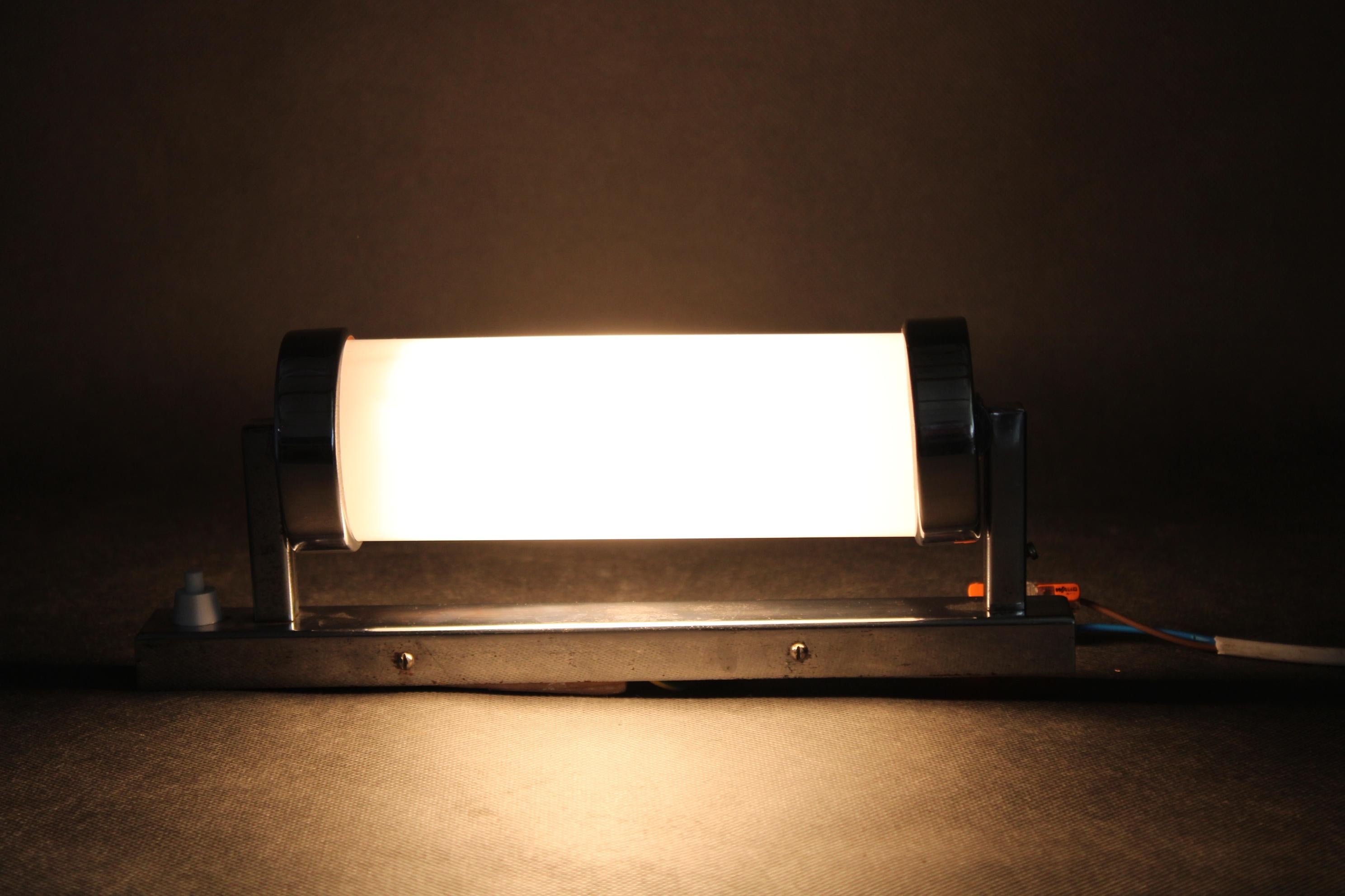 Applique tubolare Bauhaus degli anni '30 in cromo e vetro lattimo, Cecoslovacchia, restaurata in vendita 5