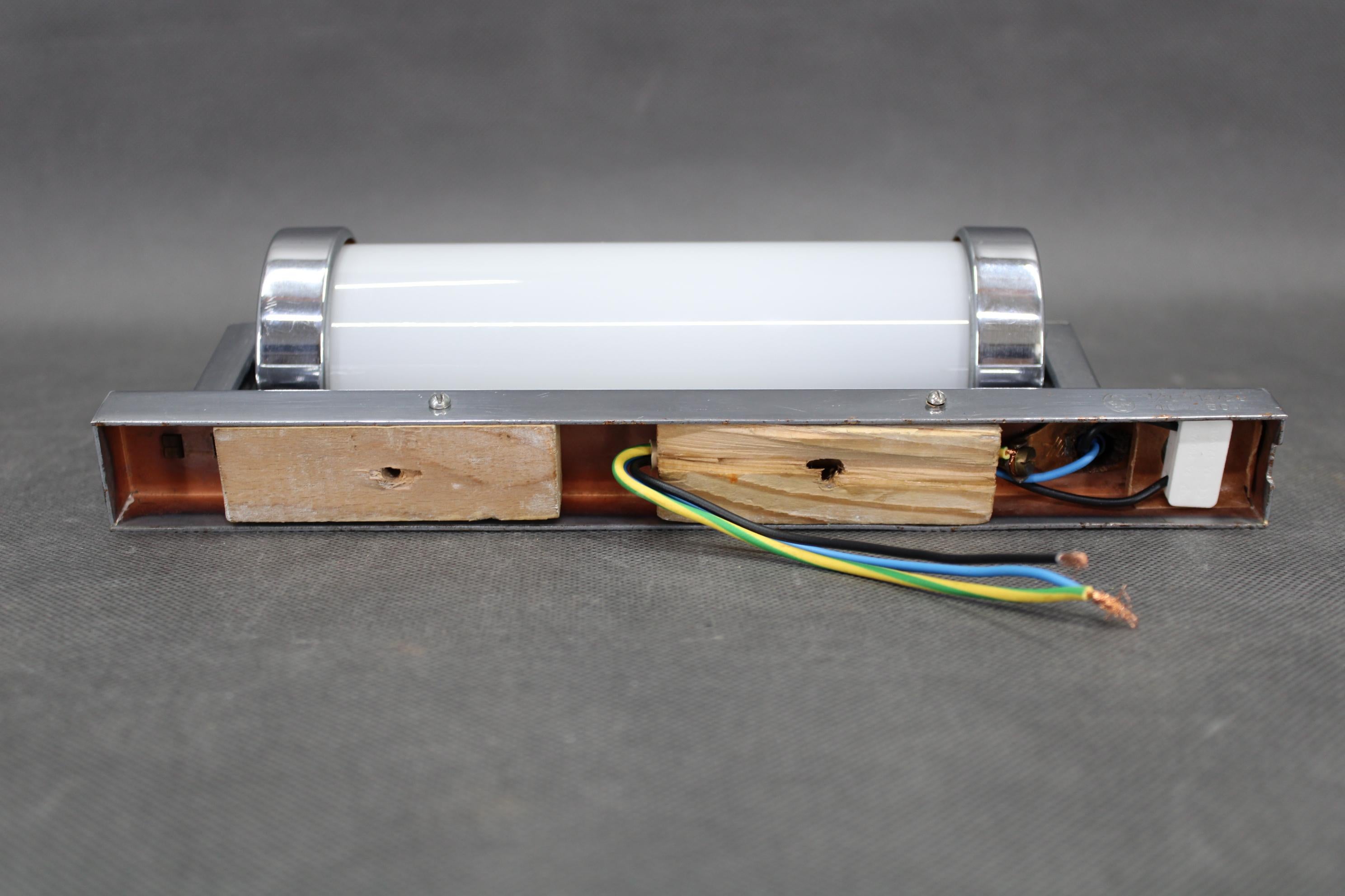 Metallo Applique tubolare Bauhaus degli anni '30 in cromo e vetro lattimo, Cecoslovacchia, restaurata in vendita