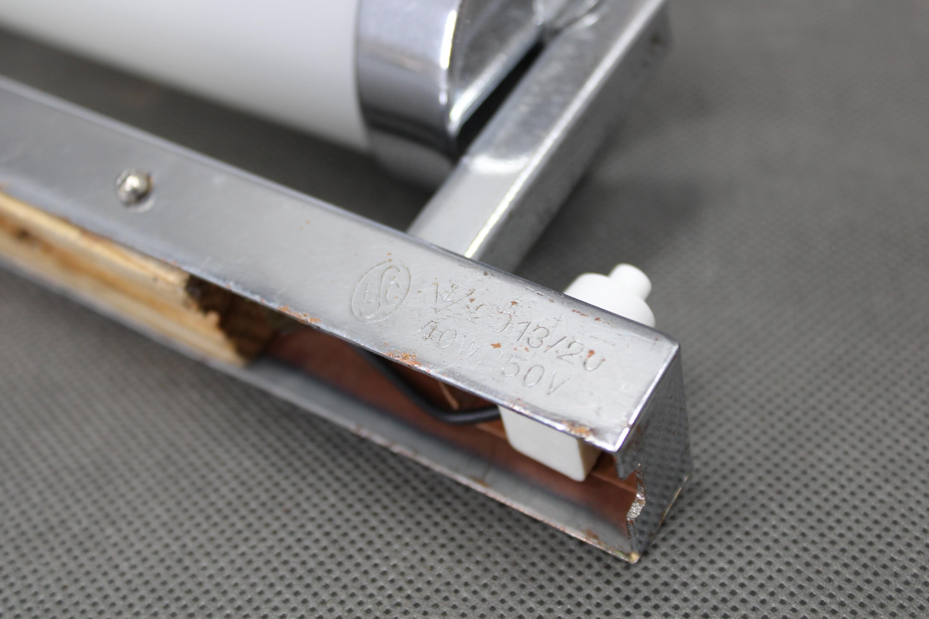 Applique tubolare Bauhaus degli anni '30 in cromo e vetro lattimo, Cecoslovacchia, restaurata in vendita 1