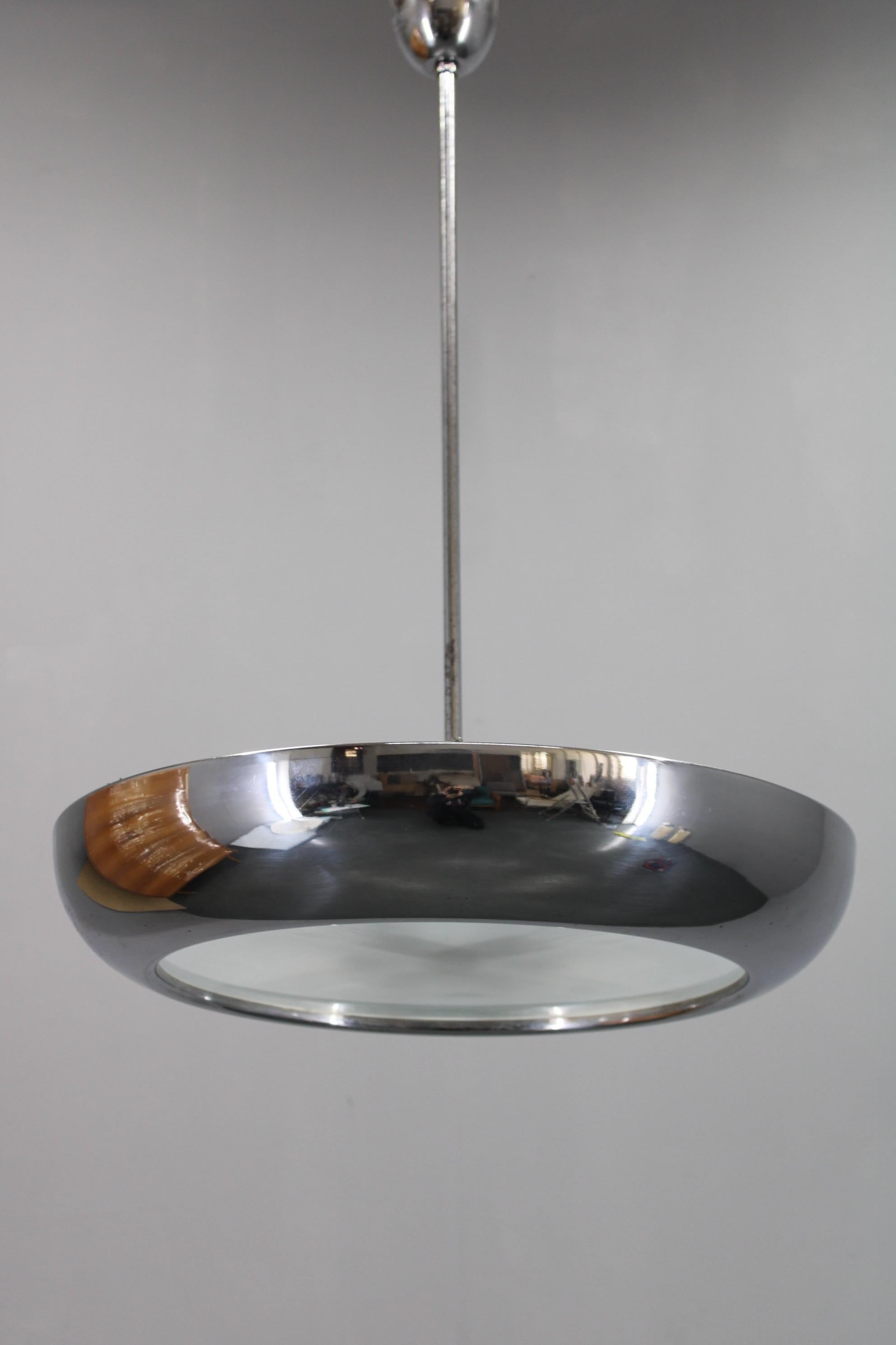 - Ricablato 
- ripulito
- Ricostruito-Ripristinato 
- 4 x  Lampadina E26-E27
- Compatibile con il cablaggio degli Stati Uniti 
- Lievi segni d'uso nello strato cromato 