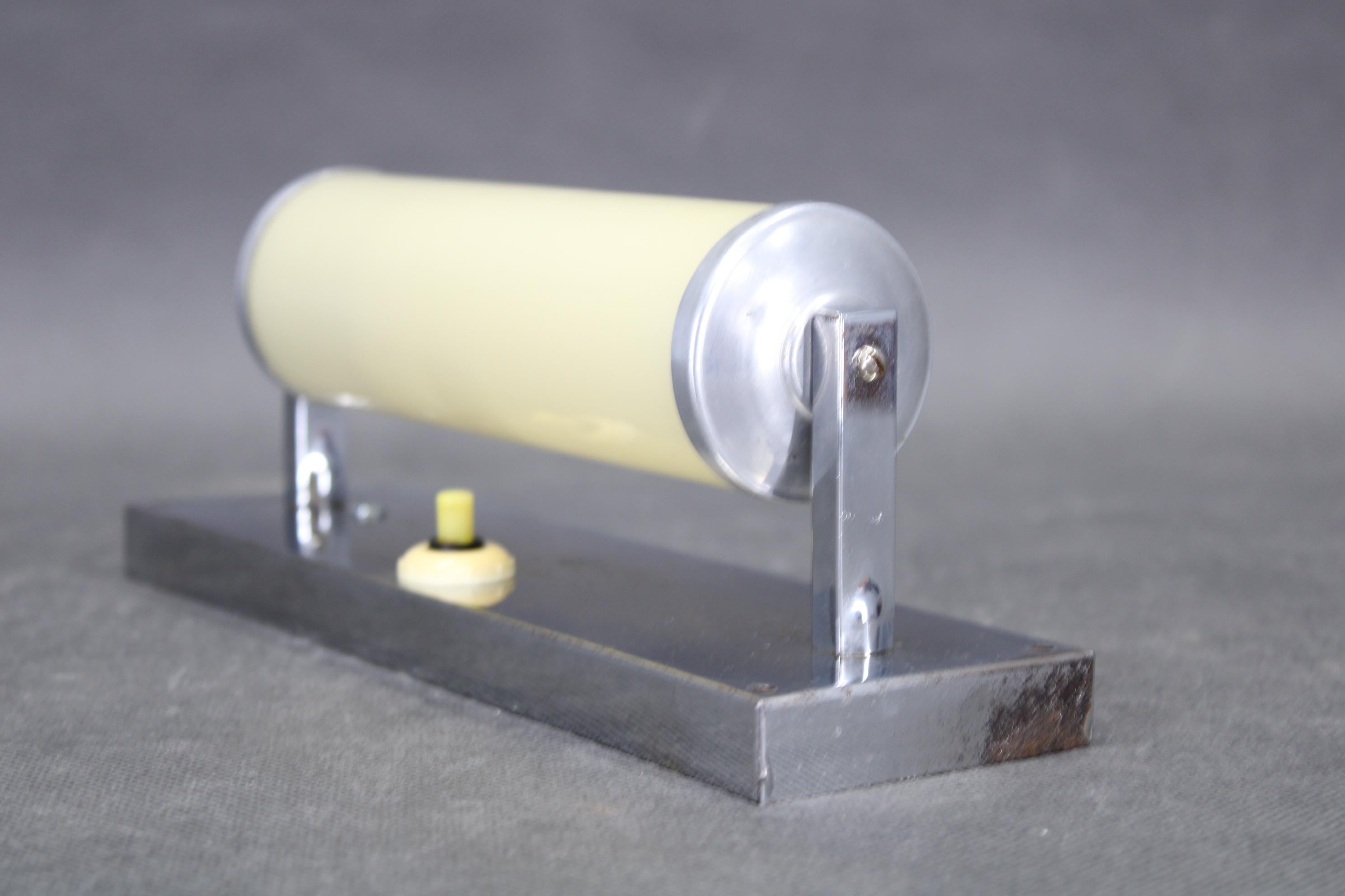  Aplique tubular Bauhaus de 1930 fabricado en Checoslovaquia, con estructura de metal cromado y cilindro de cristal opalino crema. Este ejemplo refleja el limpio carácter geométrico de los primeros diseños industriales de la Bauhaus y el Art Déco.