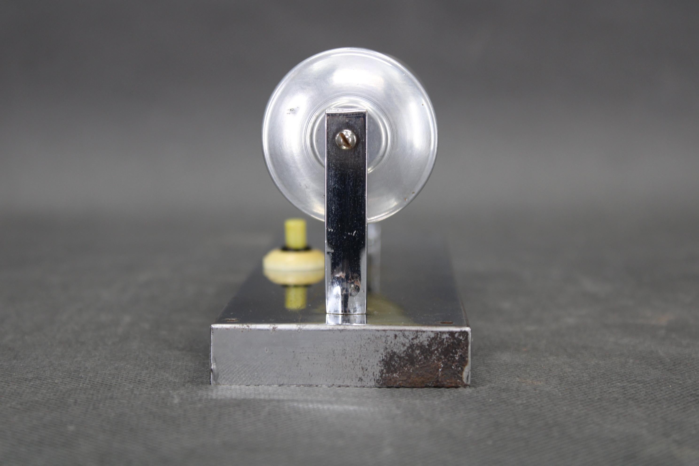 Aplique Tubular Cromado Bauhaus de 1930, Pantalla de Cristal Crema, Checoslovaquia, ESČ Art Decó en venta