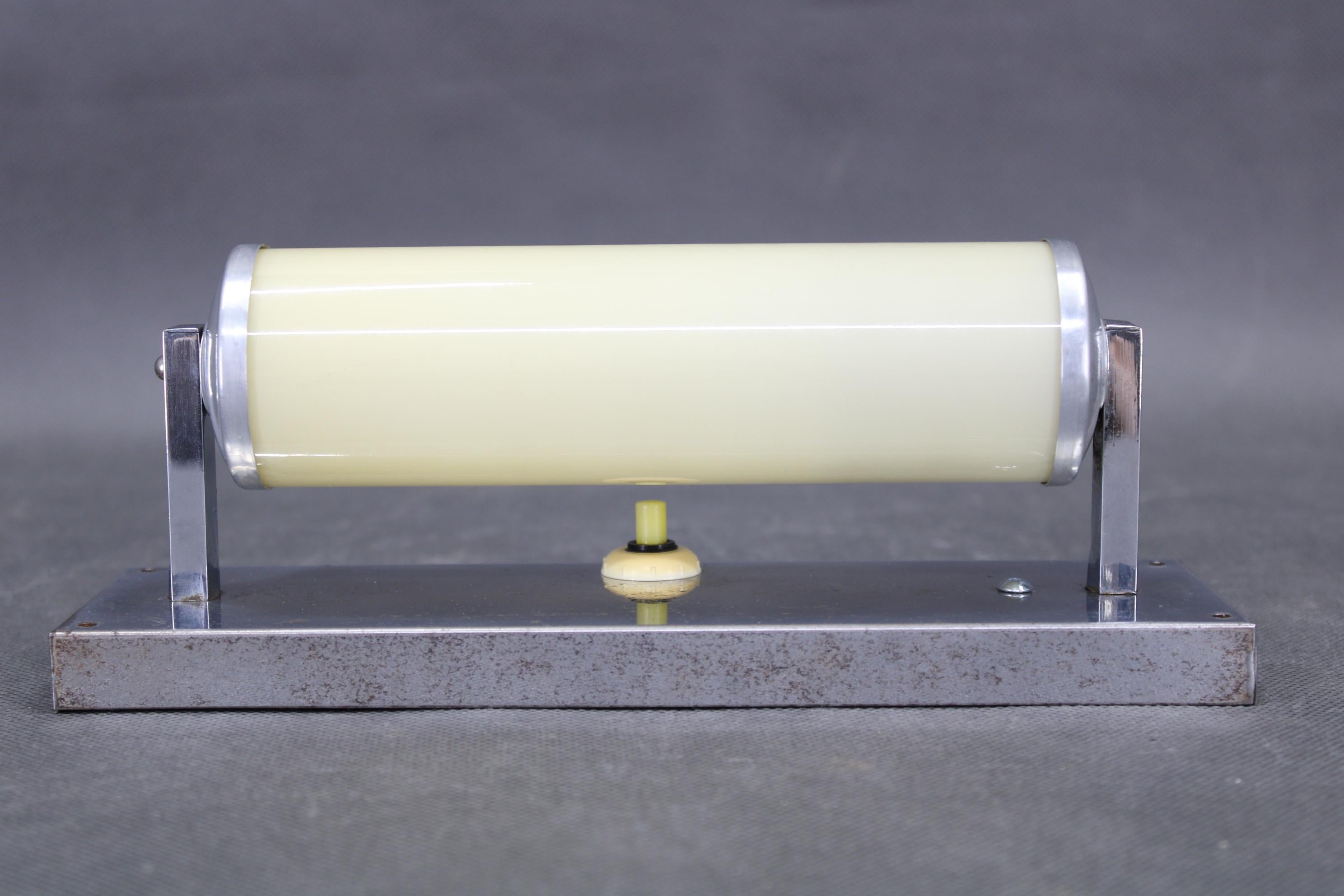 Aplique Tubular Cromado Bauhaus de 1930, Pantalla de Cristal Crema, Checoslovaquia, ESČ Pulido en venta