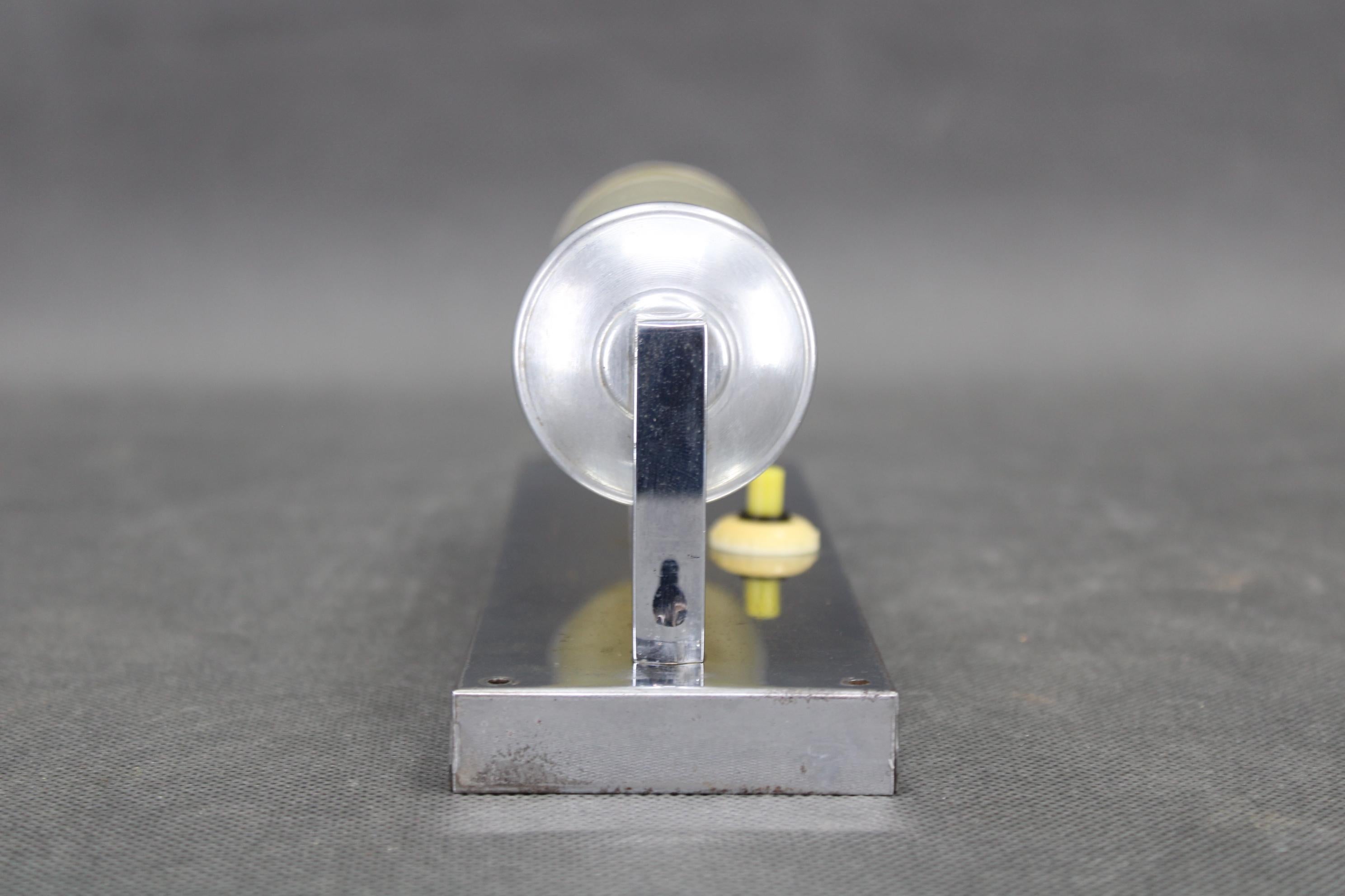 Aplique Tubular Cromado Bauhaus de 1930, Pantalla de Cristal Crema, Checoslovaquia, ESČ en Bueno estado para la venta en Praha, CZ