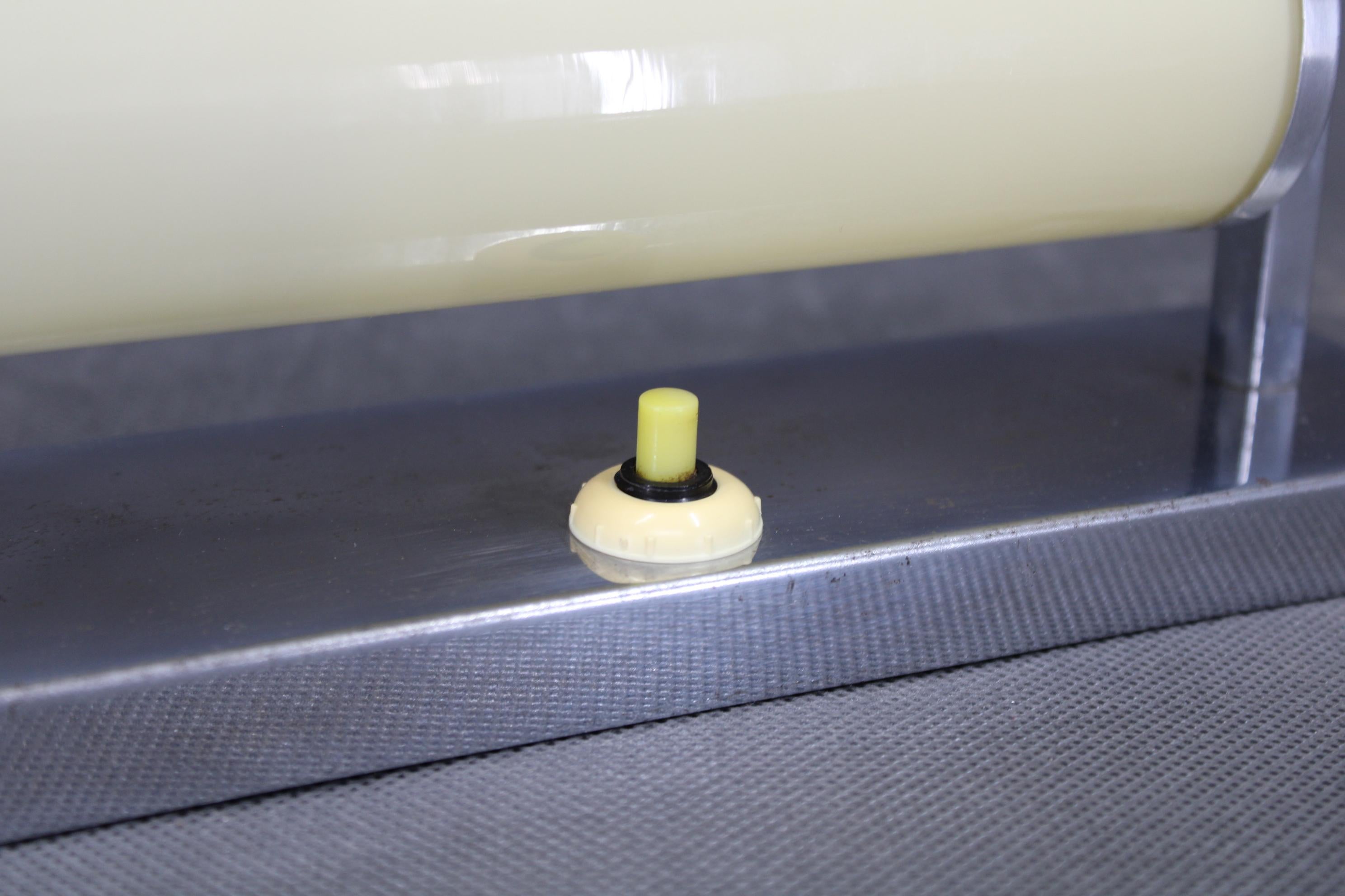 Aplique Tubular Cromado Bauhaus de 1930, Pantalla de Cristal Crema, Checoslovaquia, ESČ mediados del siglo XX en venta