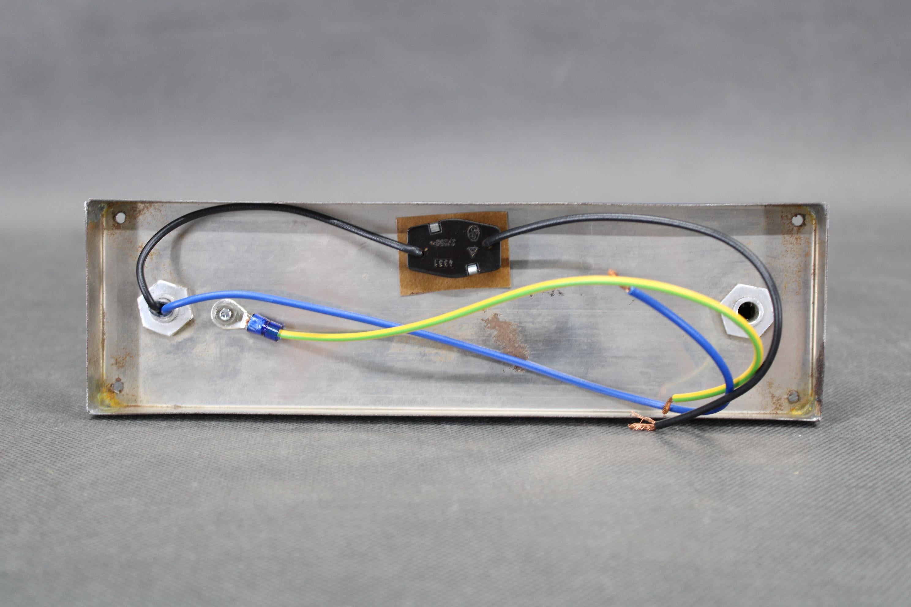 Aplique Tubular Cromado Bauhaus de 1930, Pantalla de Cristal Crema, Checoslovaquia, ESČ Metal en venta