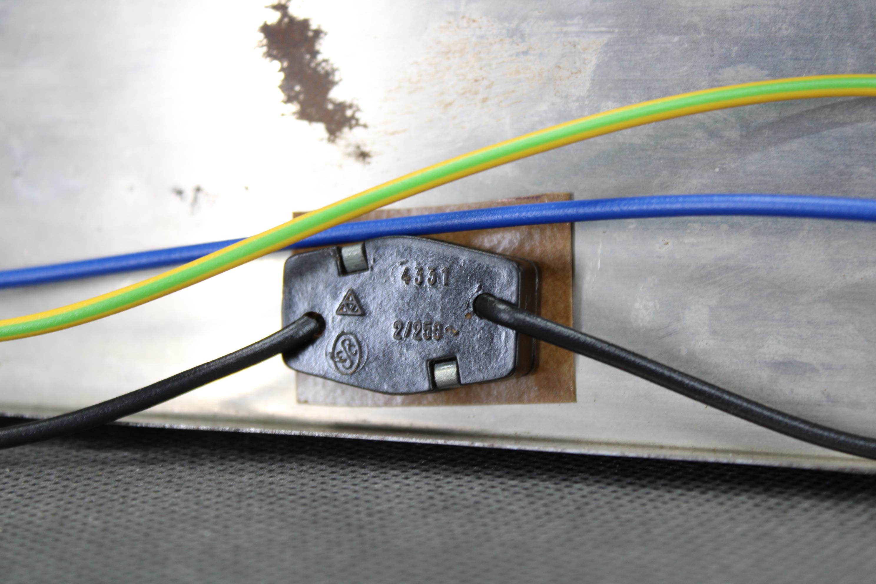 Aplique Tubular Cromado Bauhaus de 1930, Pantalla de Cristal Crema, Checoslovaquia, ESČ en venta 1