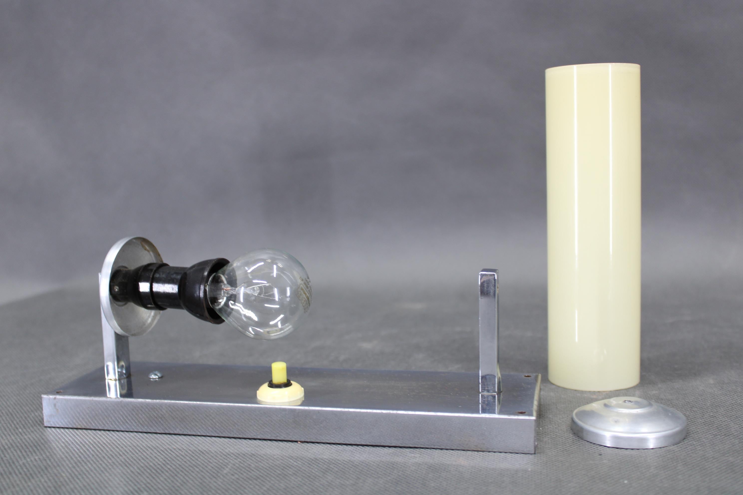 Aplique Tubular Cromado Bauhaus de 1930, Pantalla de Cristal Crema, Checoslovaquia, ESČ en venta 2