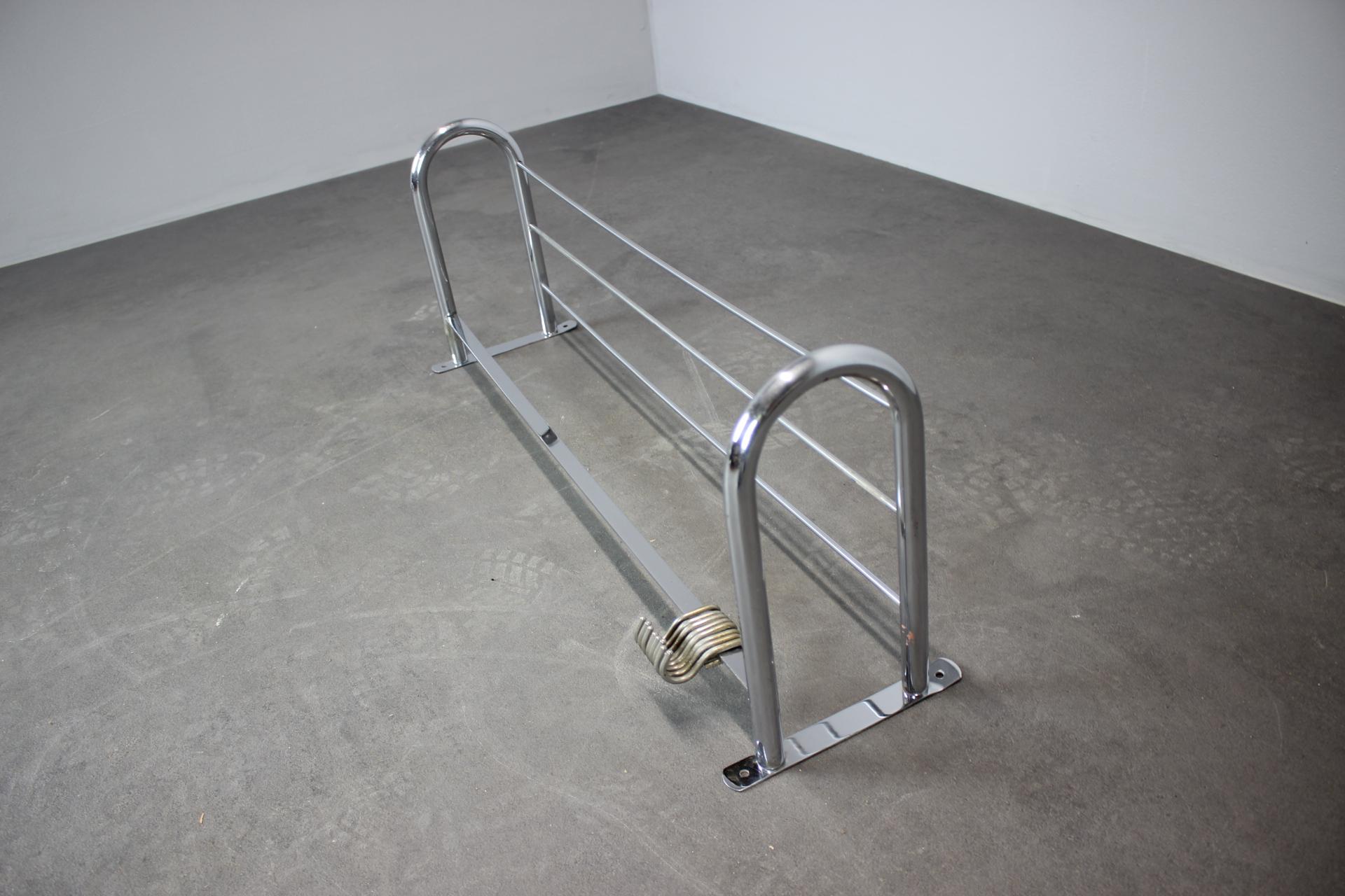 Porte-manteau et porte-chapeau mural en chrome de l'ancienne Tchécoslovaquie, fabriqué dans les années 1930. Patine en bon état