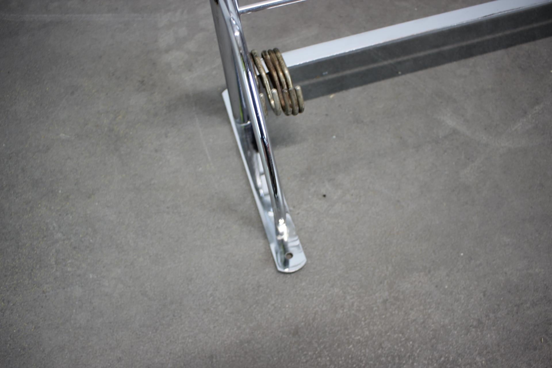 Appendiabiti e cappelli da parete in cromo proveniente dall'ex Cecoslovacchia,  1930's. Patina in buone condizioni