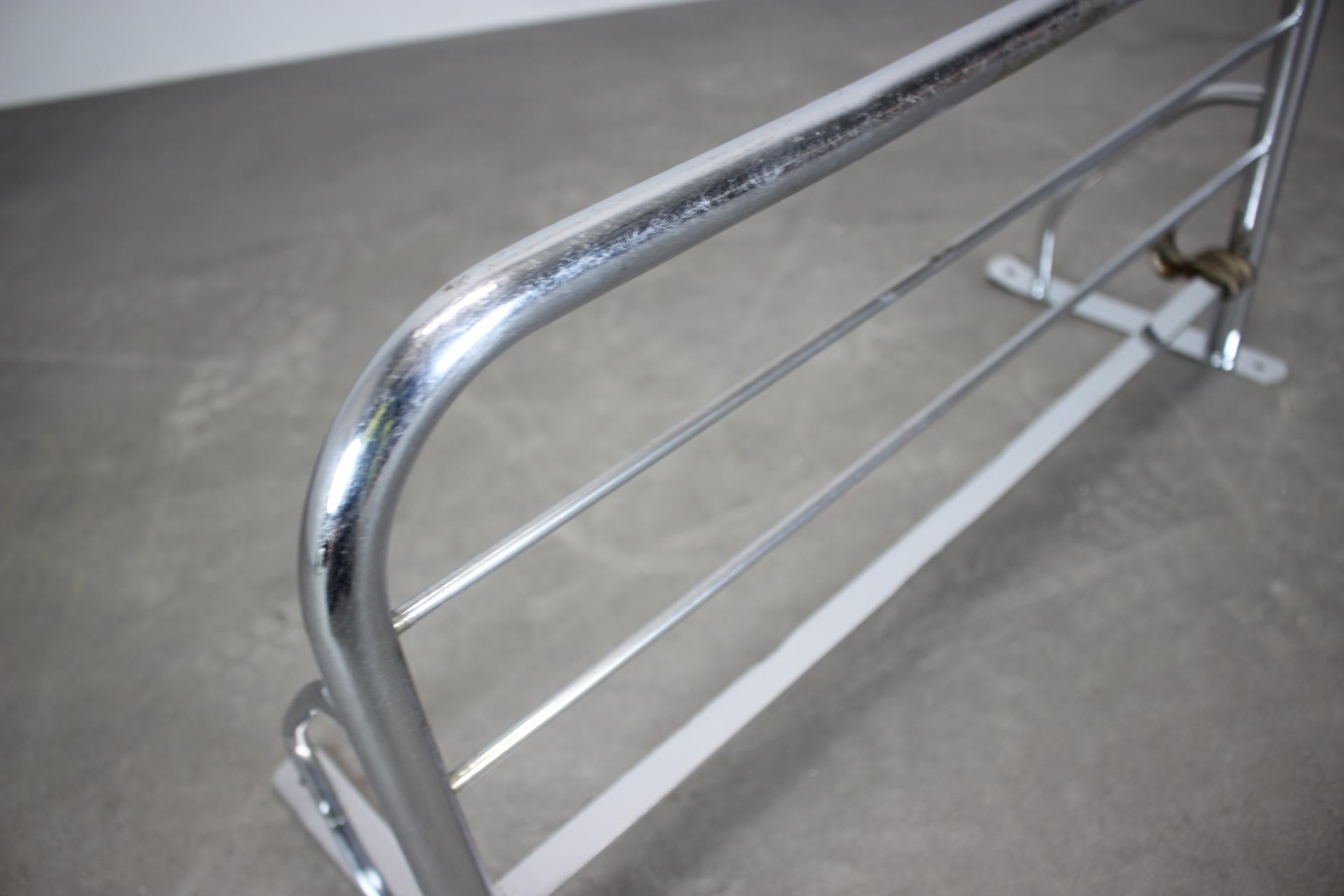 Metà XX secolo Appendiabiti da parete in cromo Bauhaus anni '30 in vendita