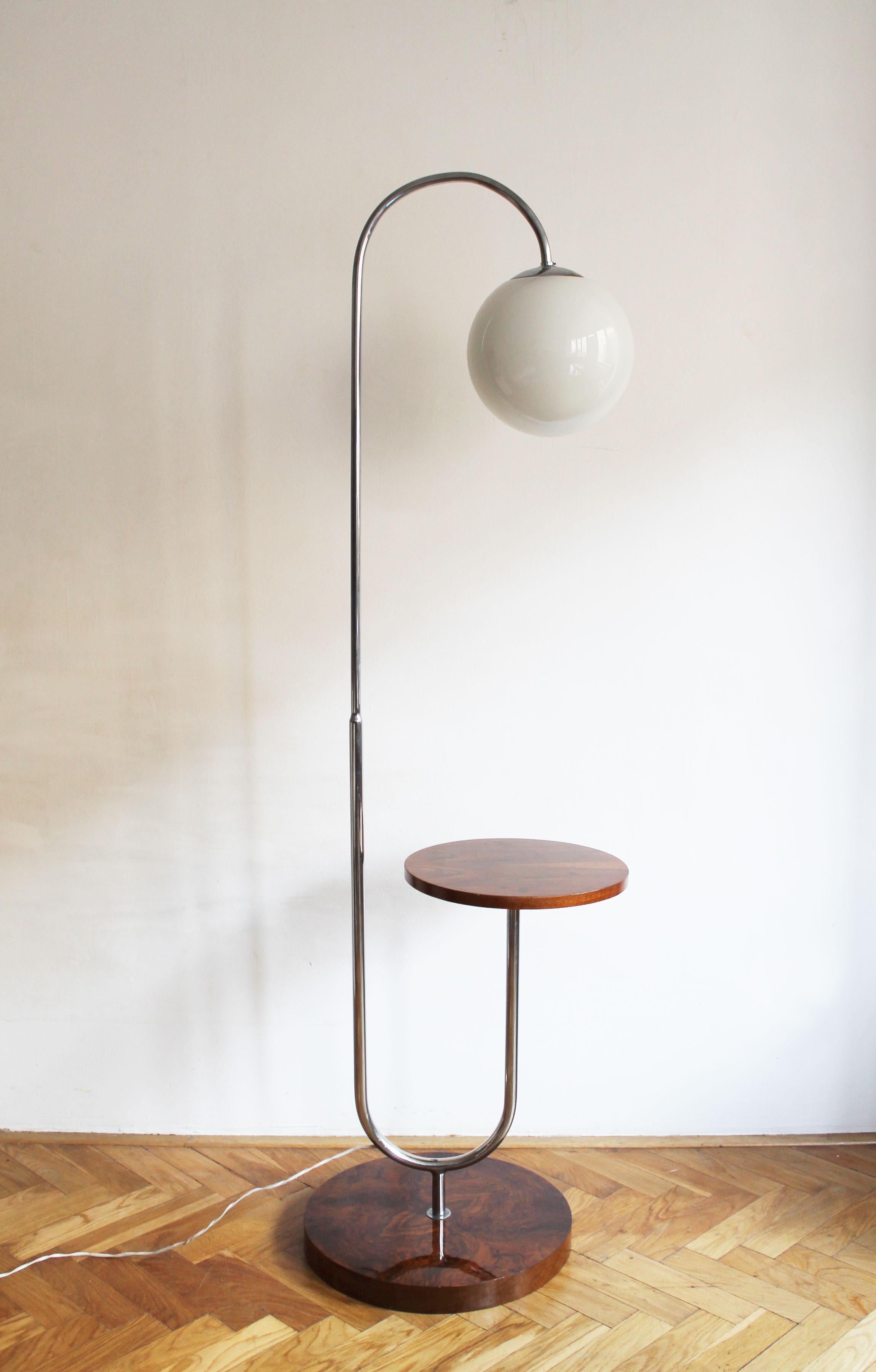 This Modernist floor lamp is believed to be designed by Robert Slezak (sometimes the design is also attributed to the Czech Modernist architect Ladislav Zak) and produced by The Slezakovy Zavody Steel Furniture Company in 1930s Czechoslovakia.