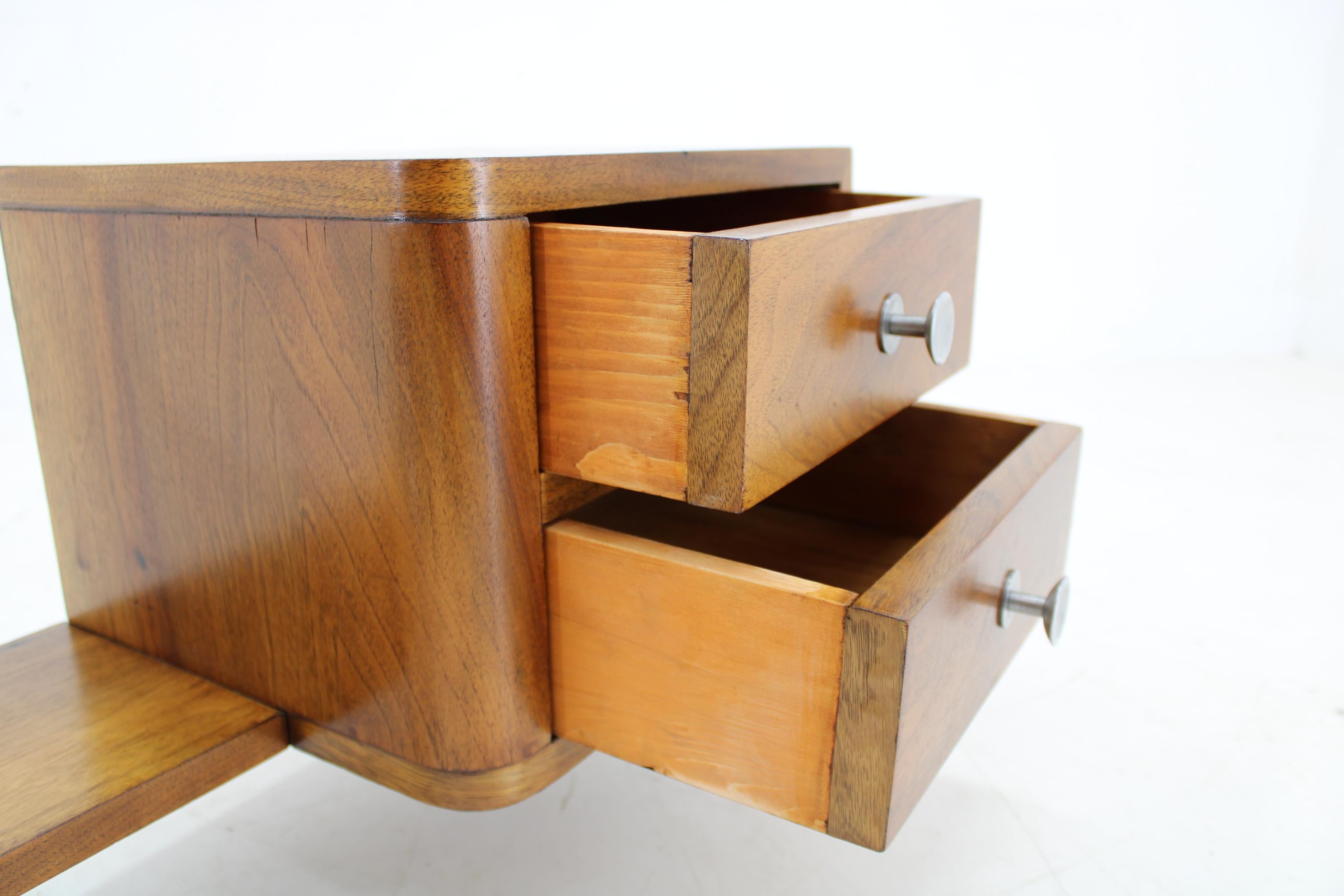 Florero Bauhaus de 1930 con cajonera en acabado nogal 4