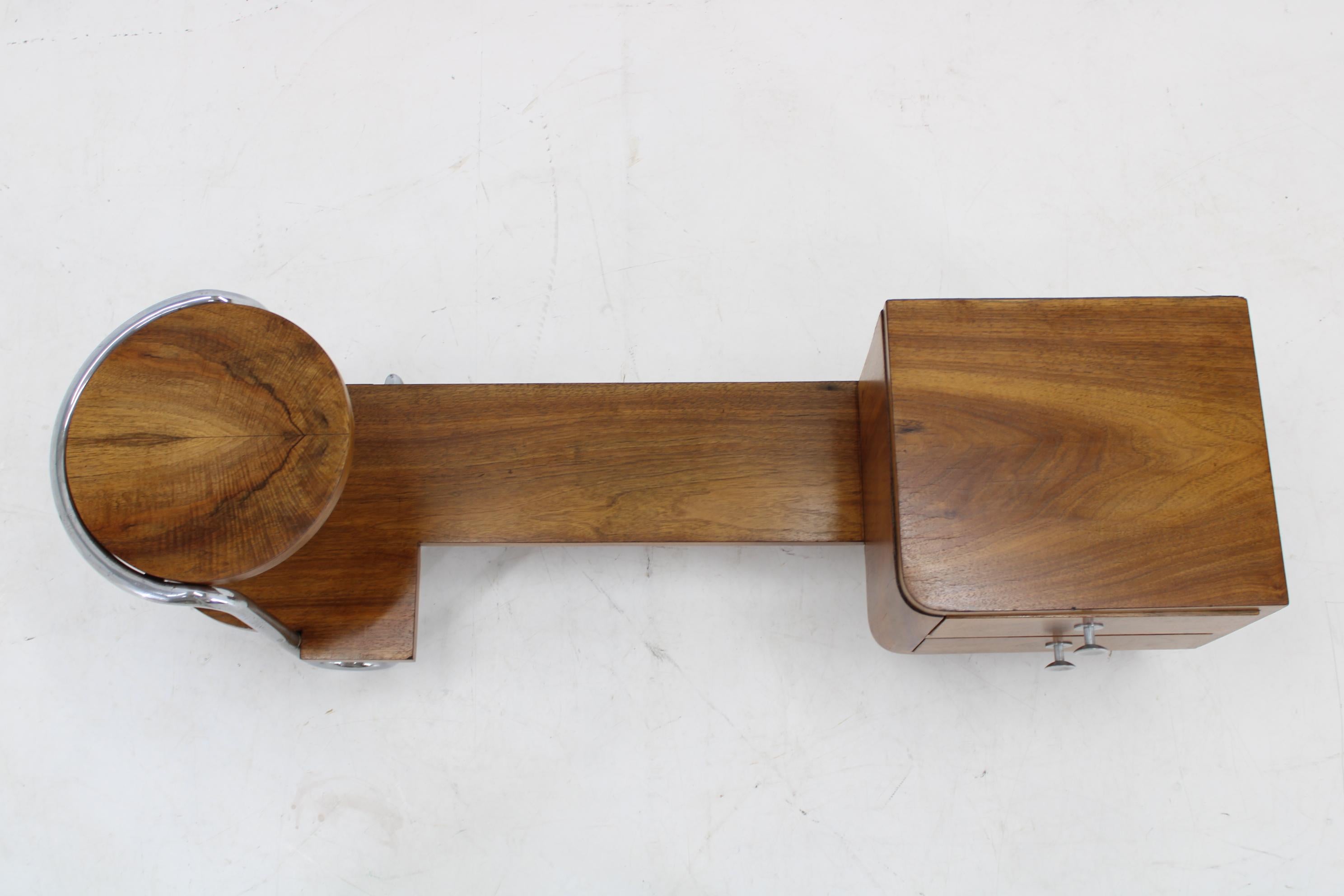 Florero Bauhaus de 1930 con cajonera en acabado nogal 8