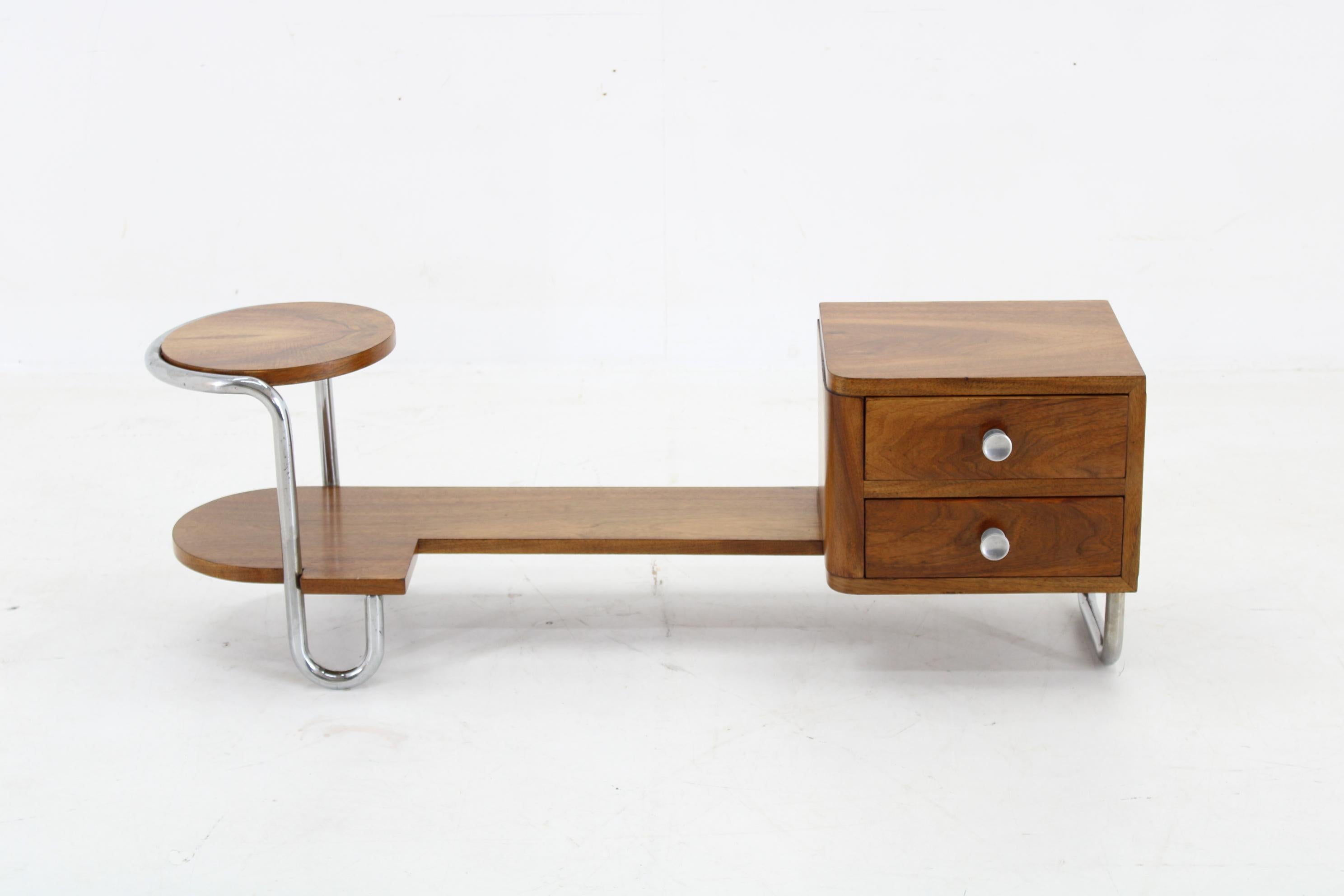 Florero Bauhaus de 1930 con cajonera en acabado nogal Checo