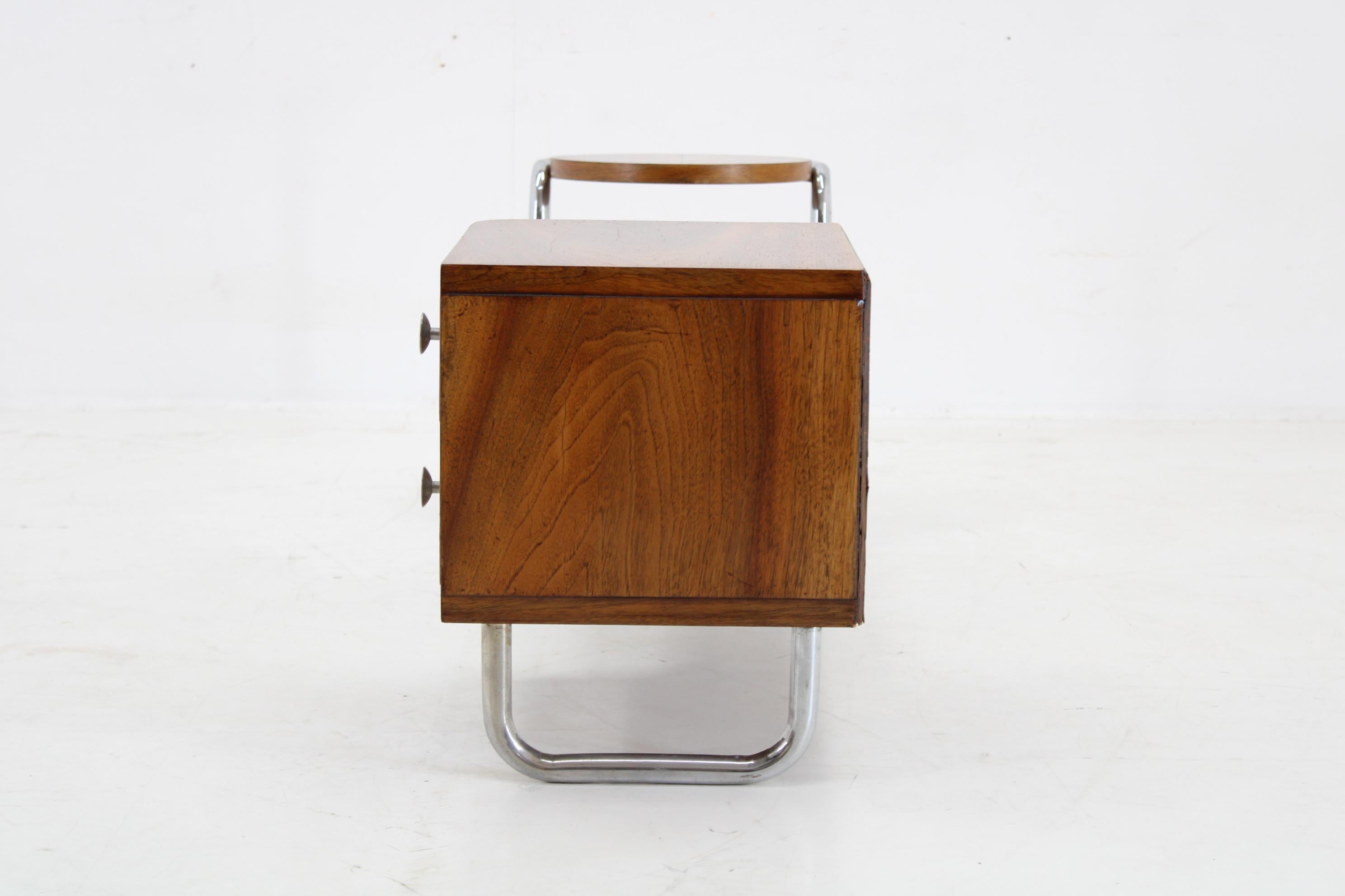 Florero Bauhaus de 1930 con cajonera en acabado nogal siglo XX