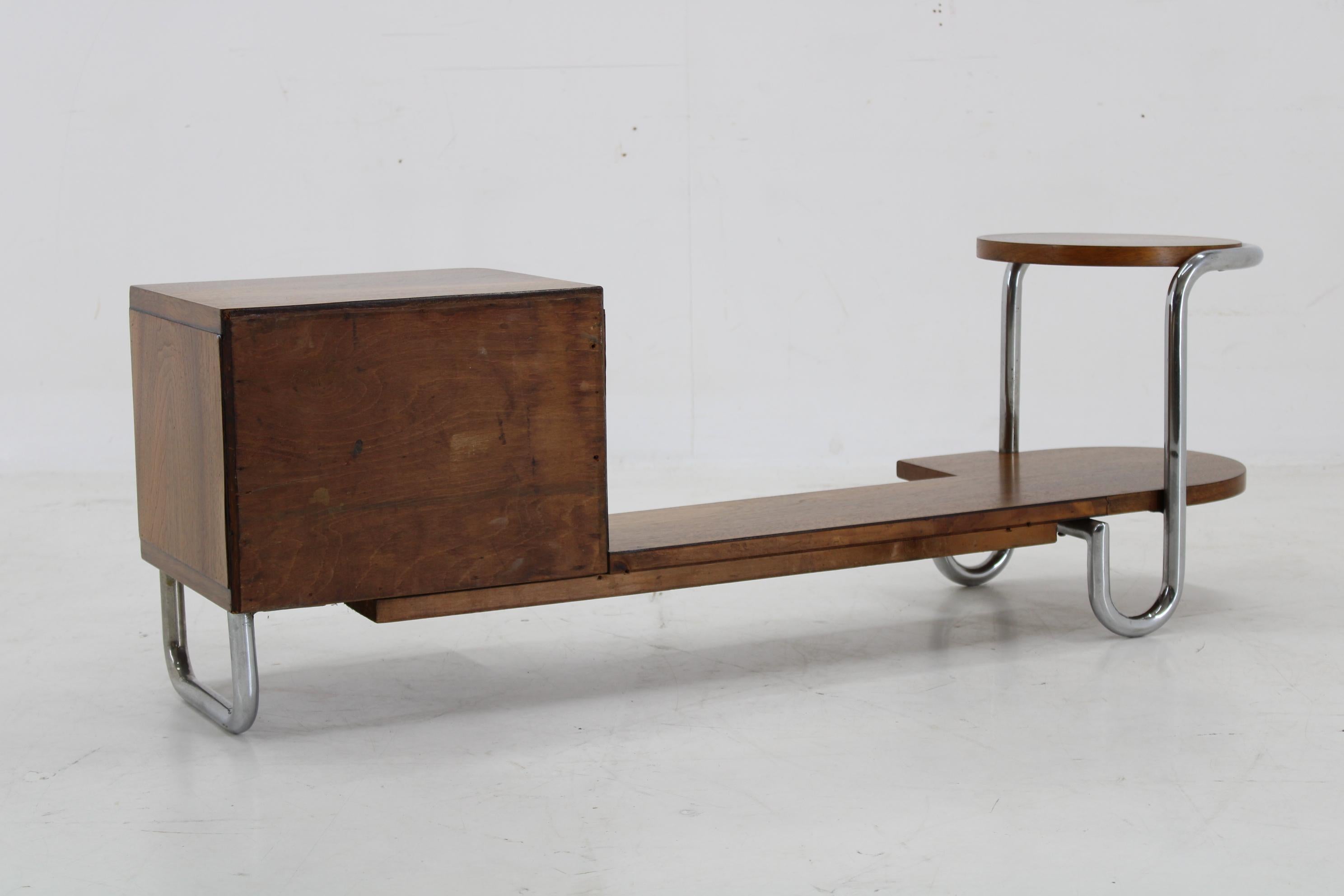 Florero Bauhaus de 1930 con cajonera en acabado nogal Cromo