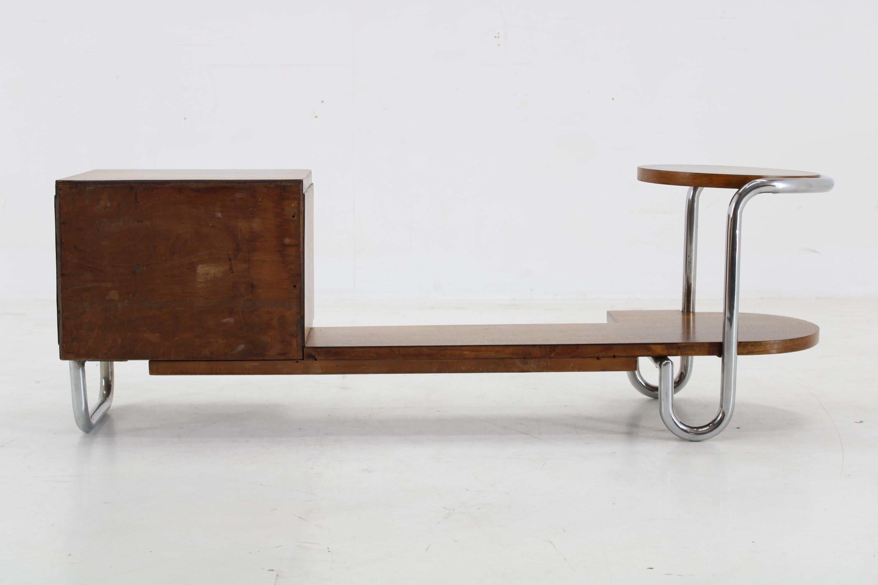 Florero Bauhaus de 1930 con cajonera en acabado nogal 1