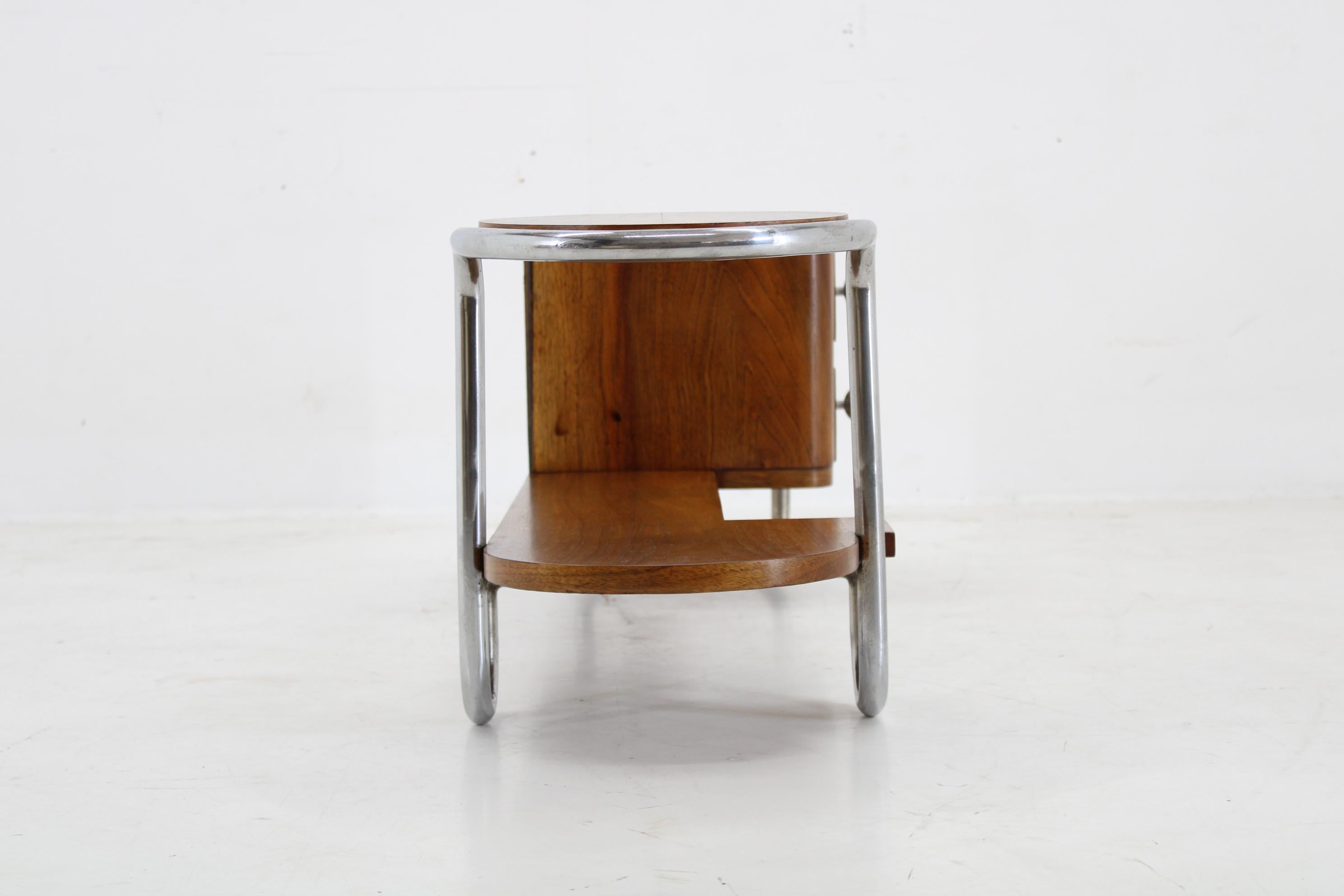 Florero Bauhaus de 1930 con cajonera en acabado nogal 2