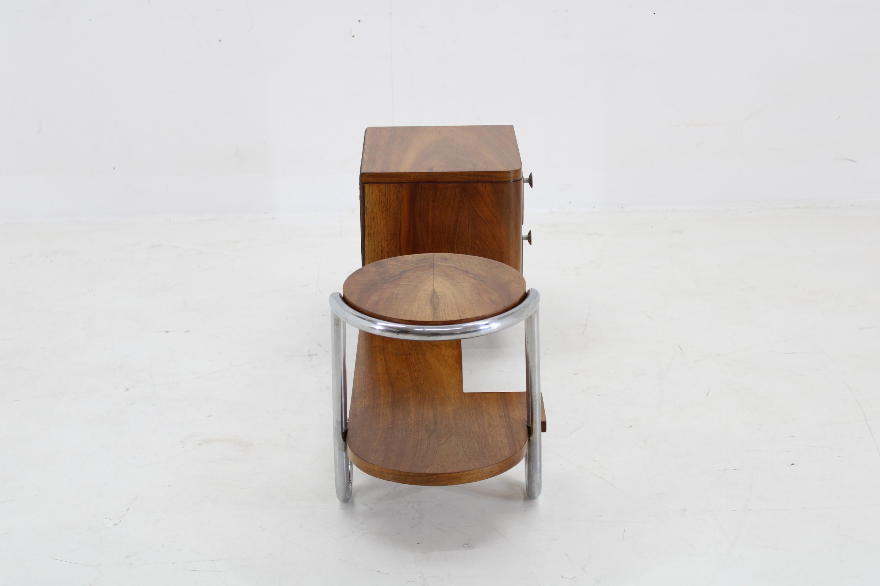 Florero Bauhaus de 1930 con cajonera en acabado nogal 3