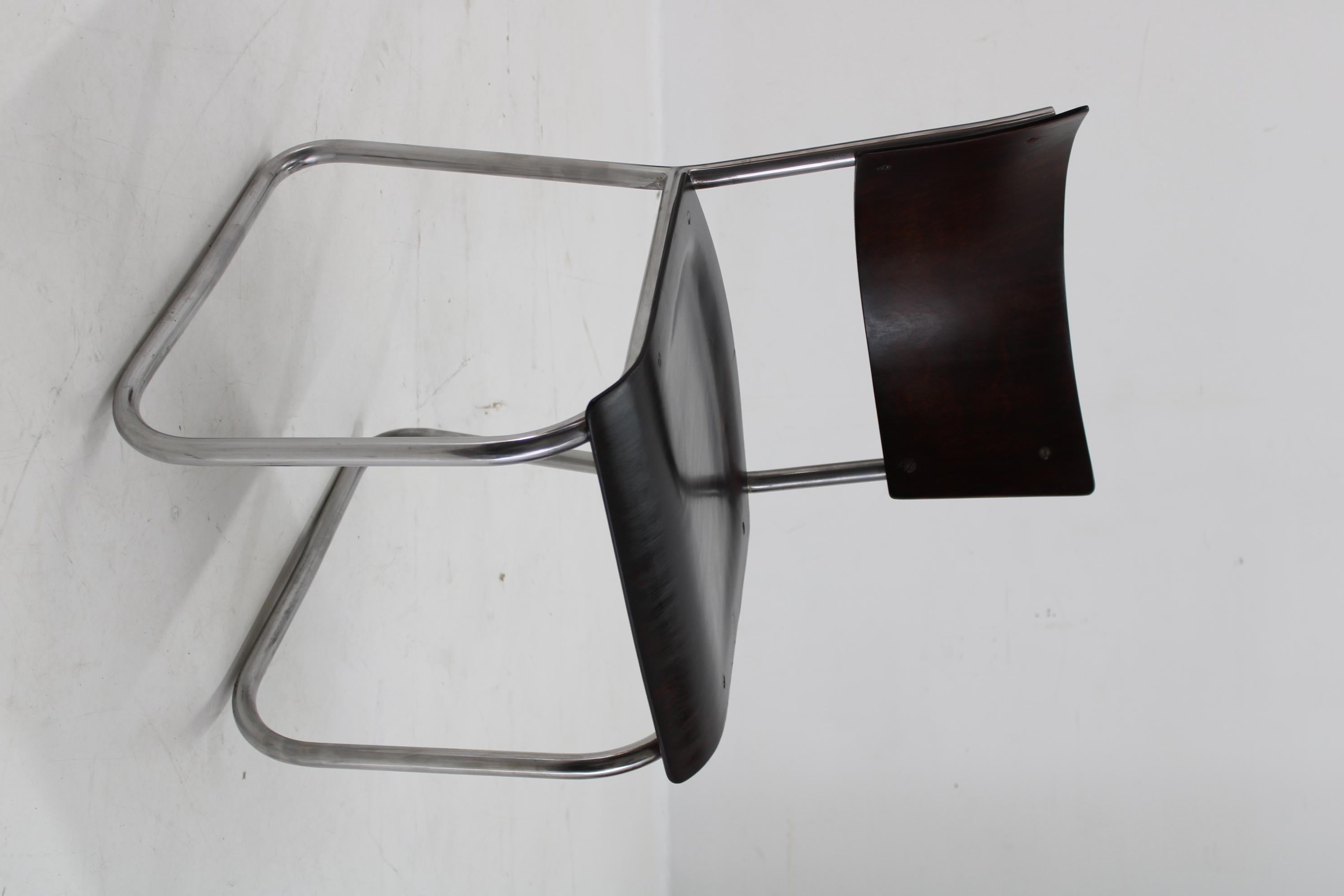 - sedile e schienale in compensato di faggio mordenzato e rinnovato 
- strato cromato in buone condizioni originali con alcuni segni di usura 
- altezza del sedile 45 cm