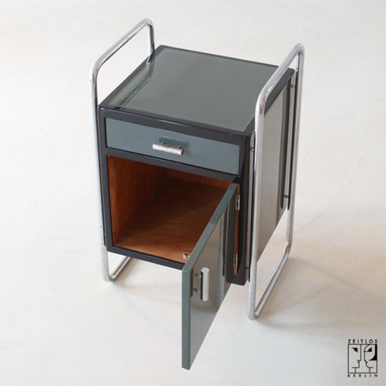 Steel 1930s Bauhaus German tubular steel side cabinet lacquered in time typical colors For Sale