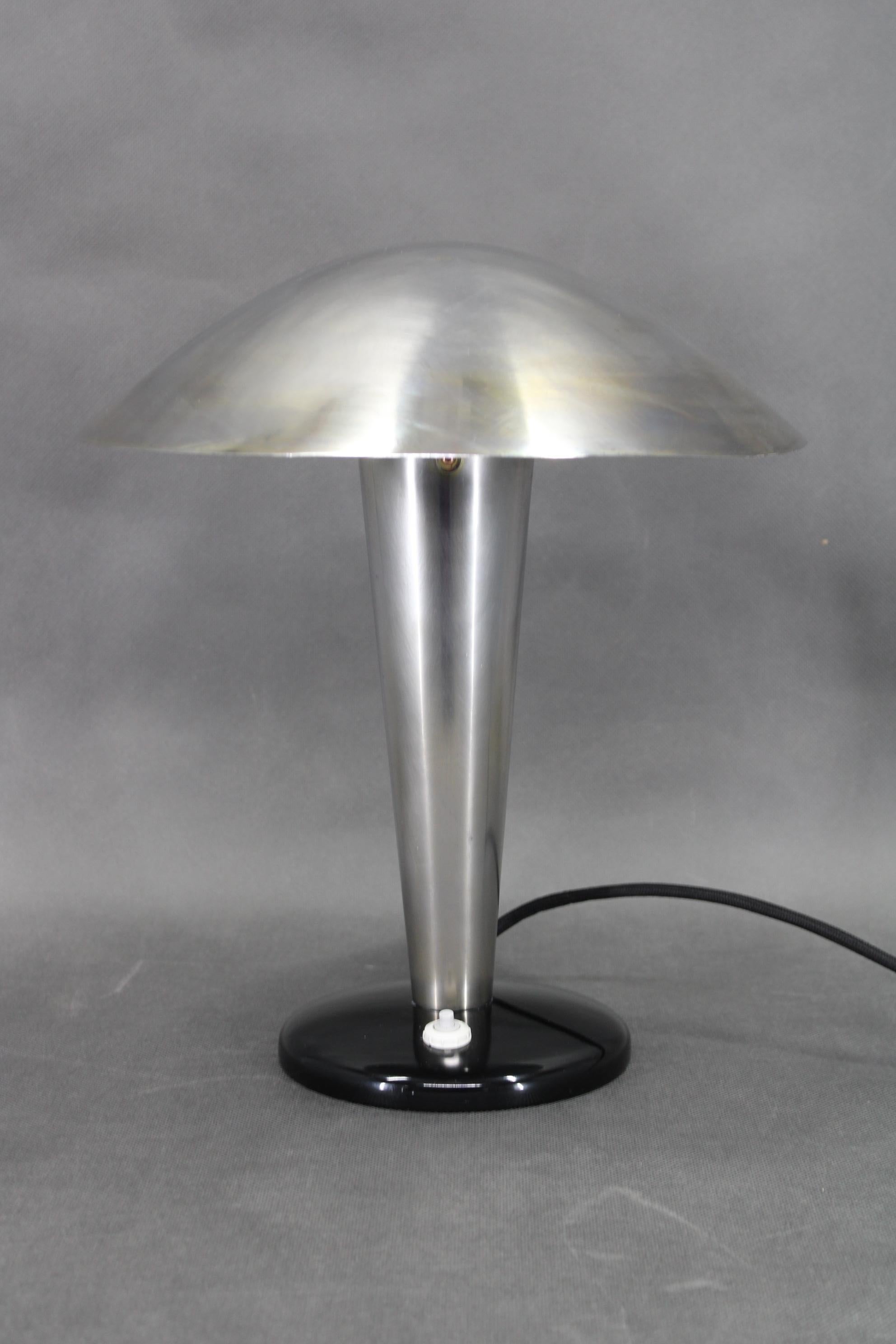 -  cleaned ,polished and rewired  
- 1x , E26-E27 bulbs 
- US wiring compatible 
- Newly lacquered base 