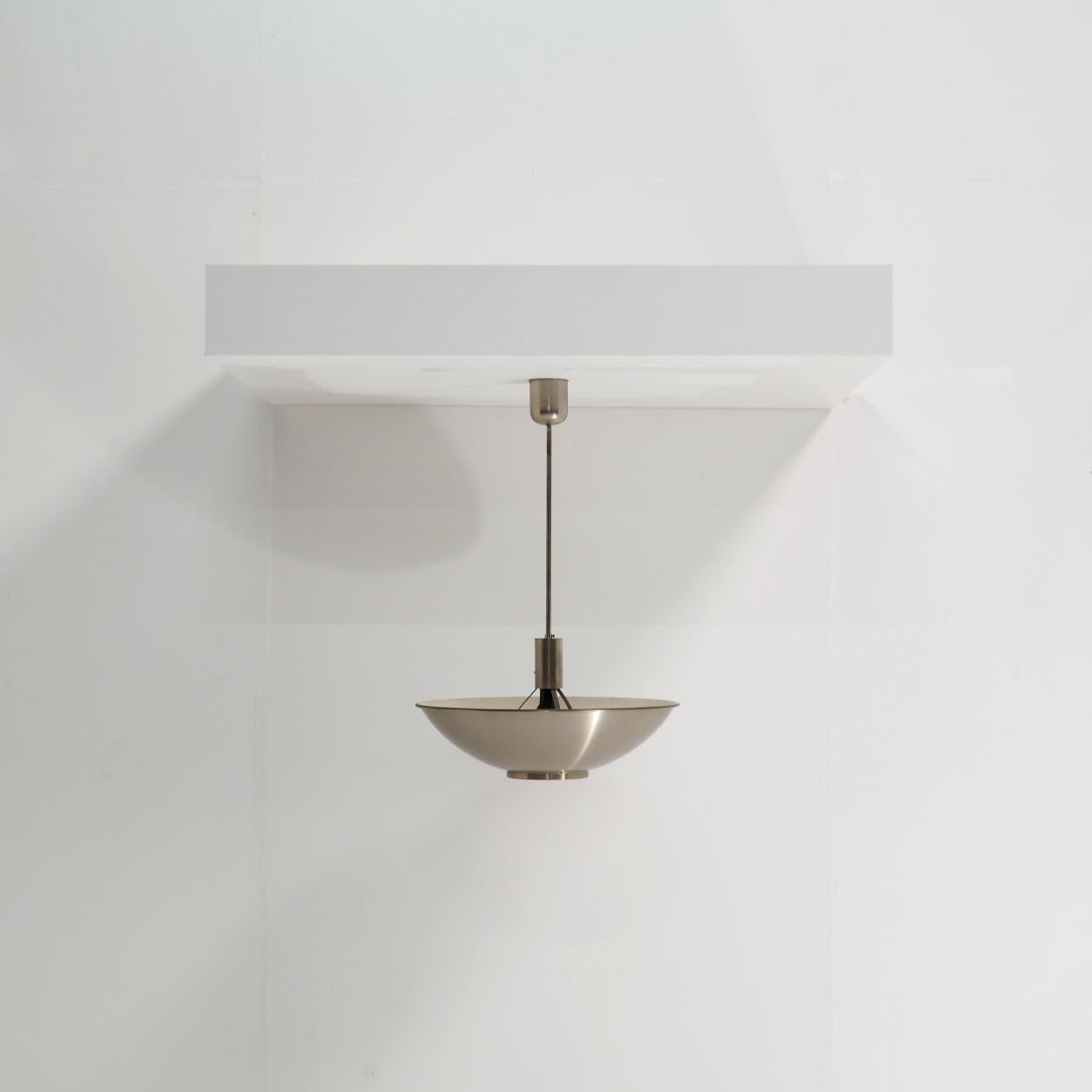 Lampe très rare de la période du modernisme néerlandais d'avant-guerre. La lampe date des années 1930 et est attribuée à Elmar Berkovich.

Bien que Berkovich ne soit pas connu de beaucoup de gens, il était un designer très célèbre et important à son