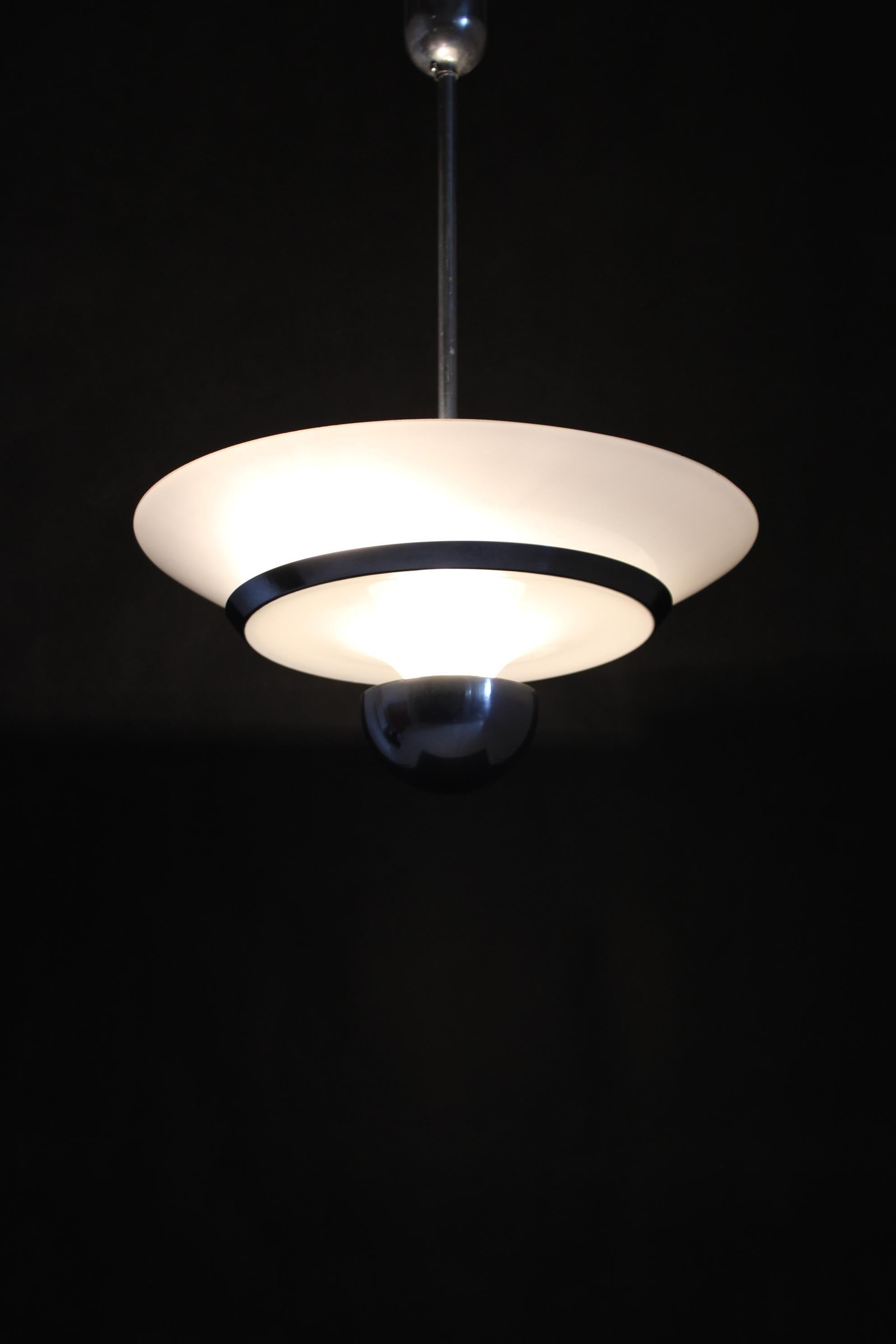 Lampada a sospensione Bauhaus degli anni '30, restaurata in vendita 4